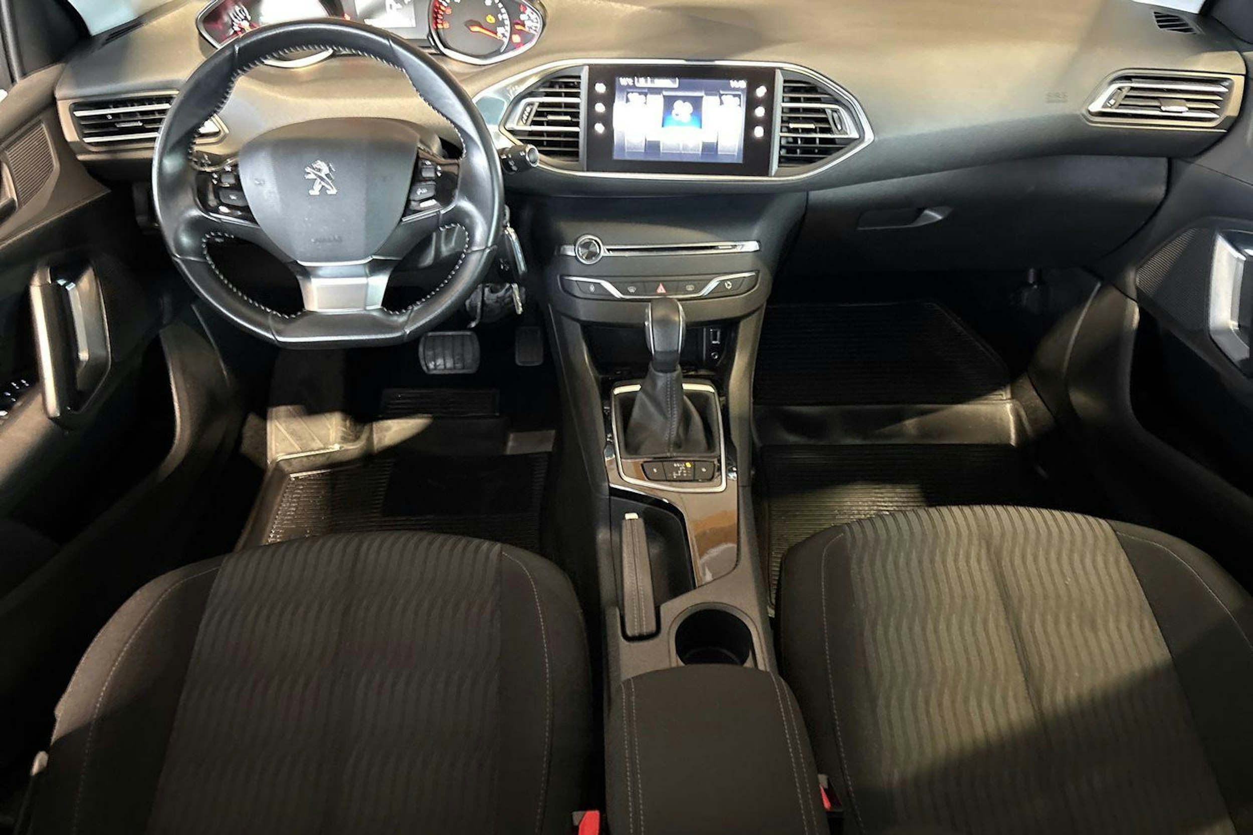 Valkoinen Peugeot 308 2015 kuva 9.