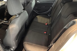 Valkoinen Peugeot 308 2015 kuva 10.