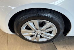 Valkoinen Peugeot 308 2015 kuva 11.