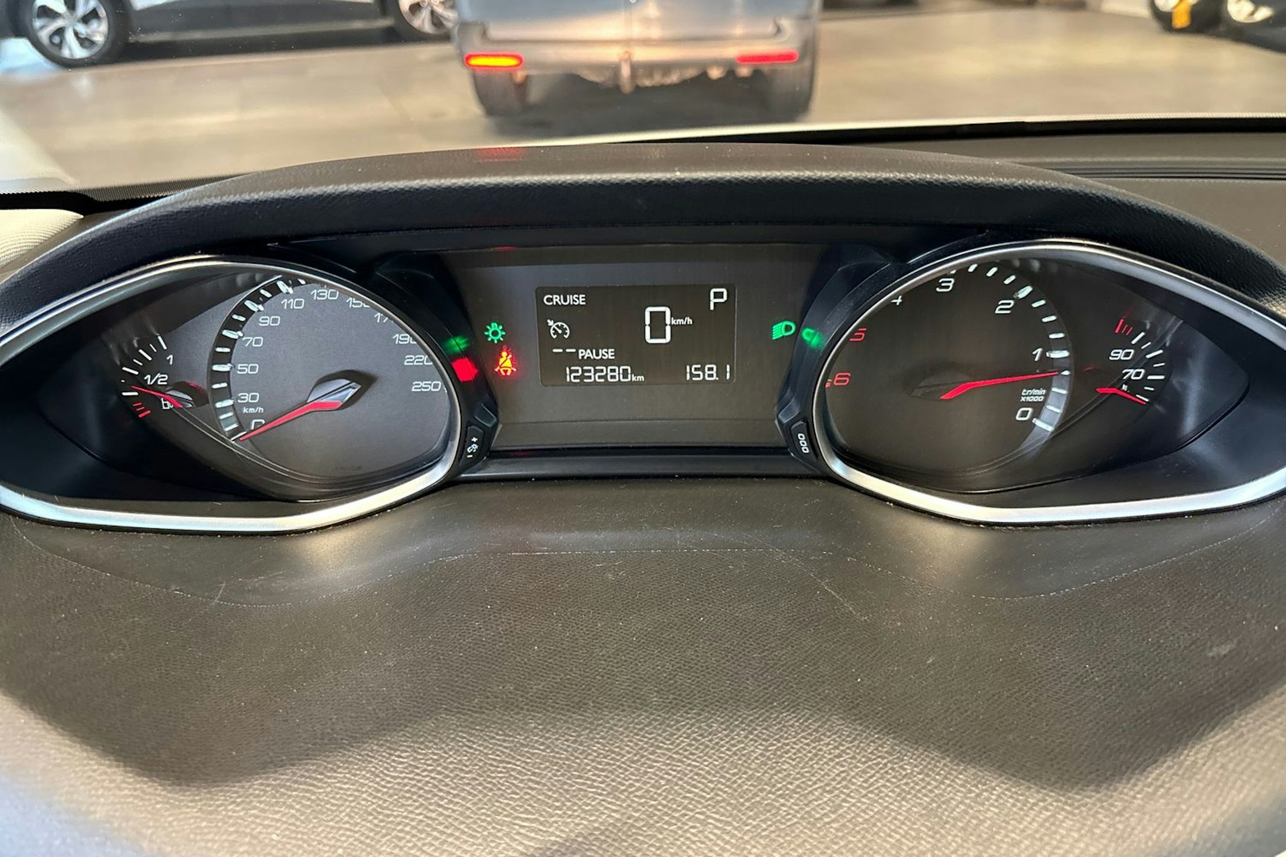 Valkoinen Peugeot 308 2015 kuva 16.