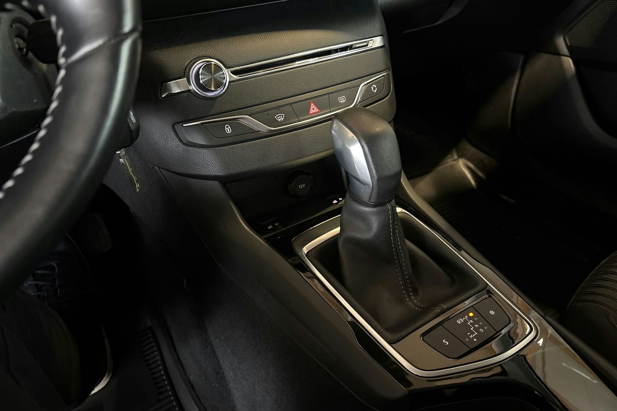 Valkoinen Peugeot 308 2015 kuva 19.