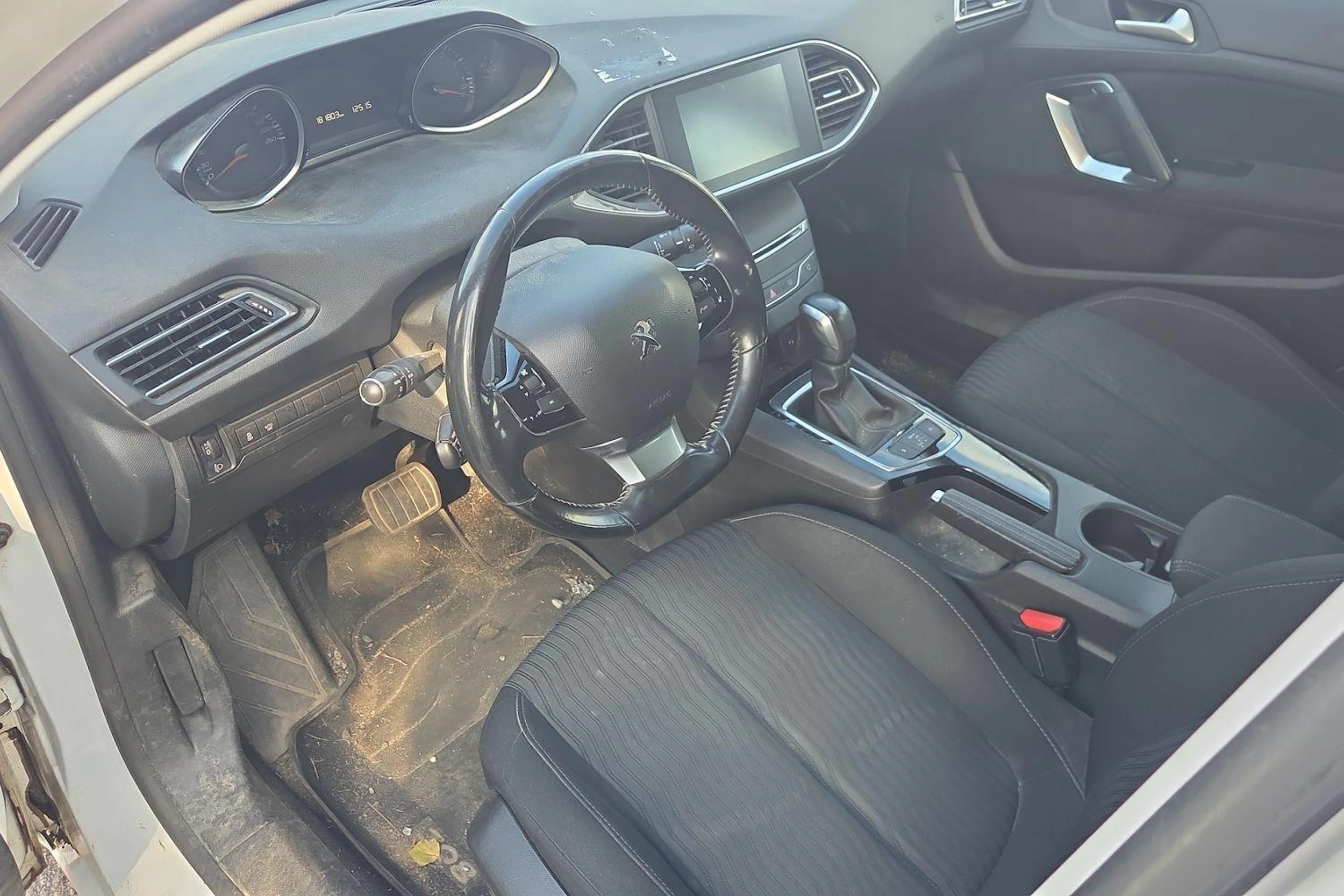 valkoinen Peugeot 308 2015 kuva 6.