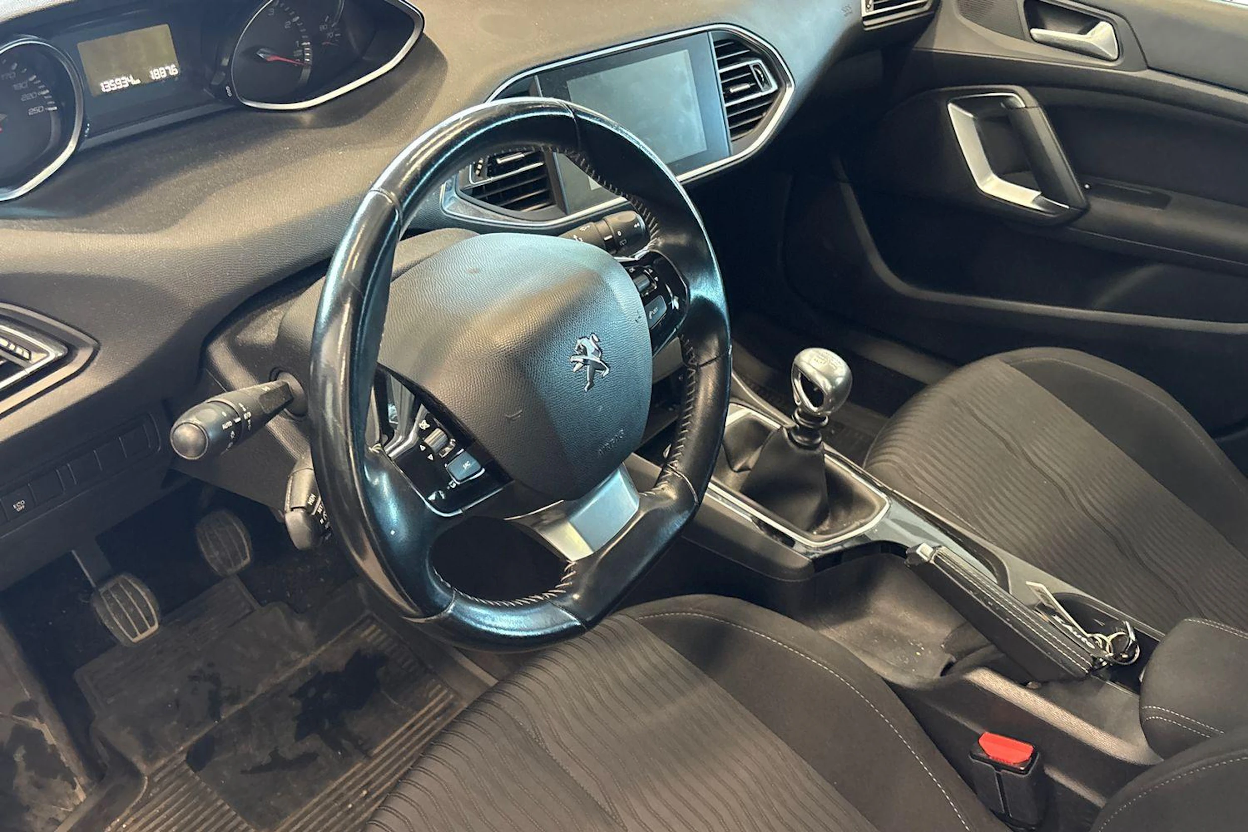 valkoinen Peugeot 308 2016 kuva 3.