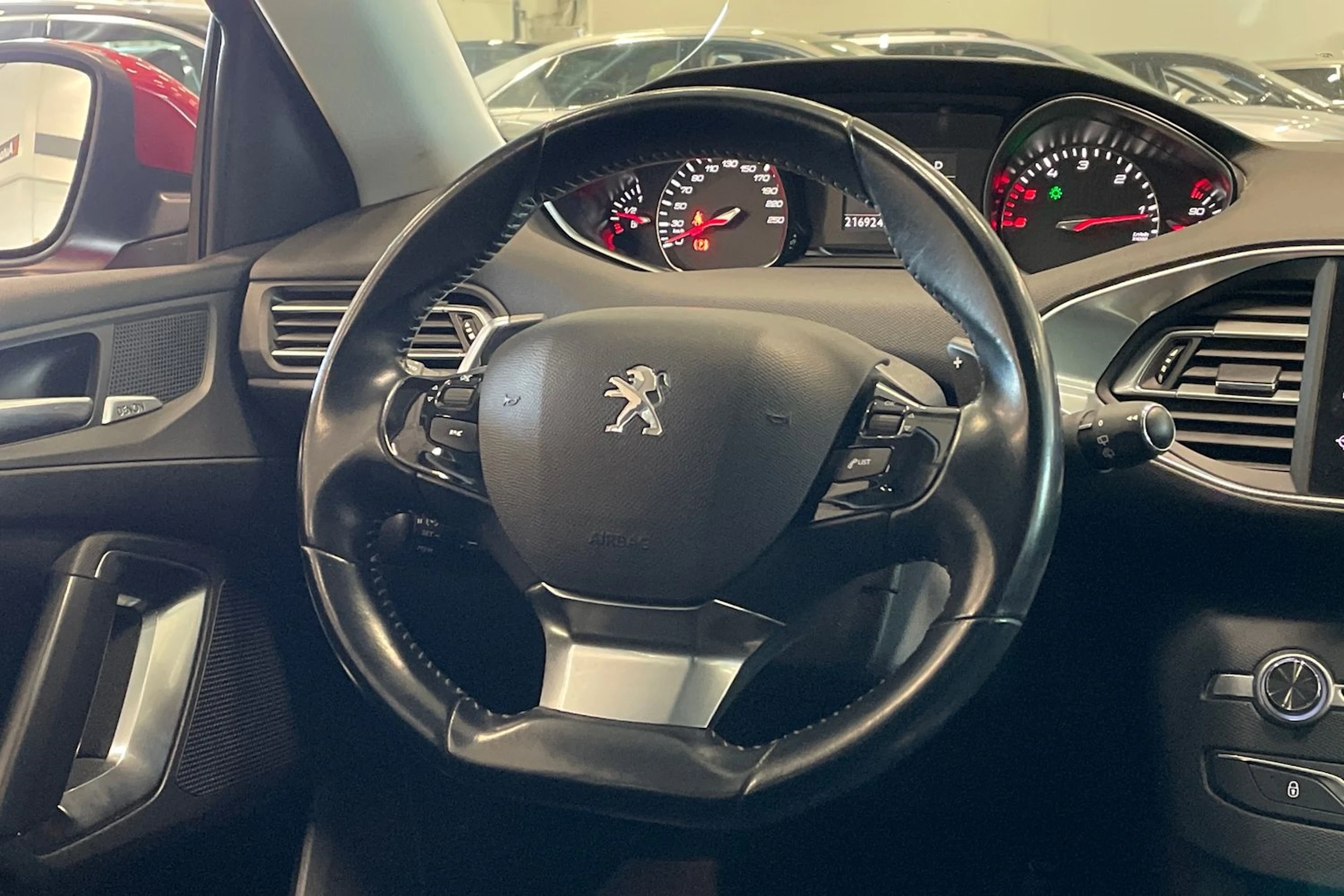 met. punainen Peugeot 308 2016 kuva 16.