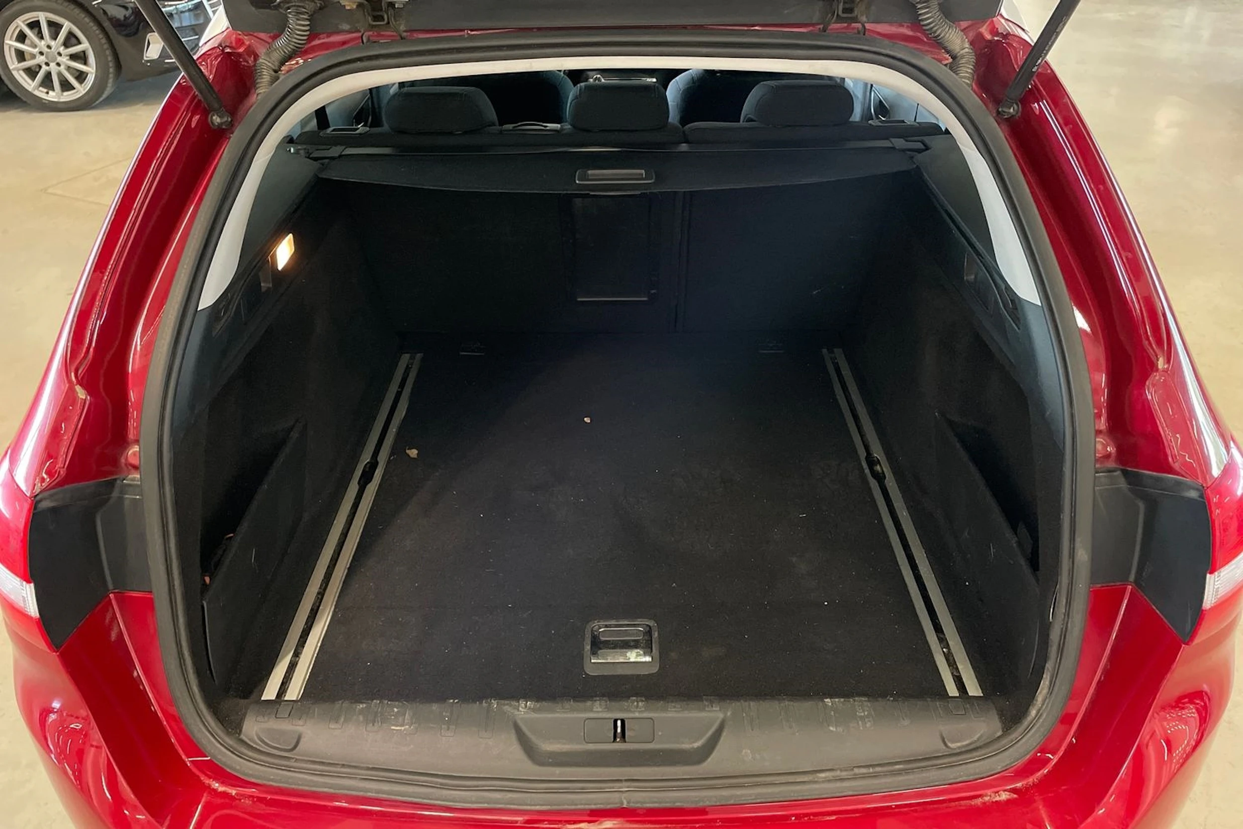 met. punainen Peugeot 308 2016 kuva 28.