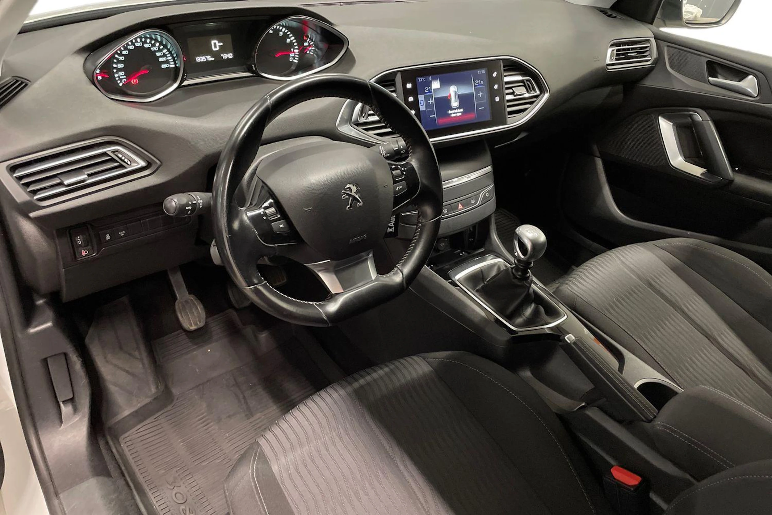 valkoinen Peugeot 308 2016 kuva 6.