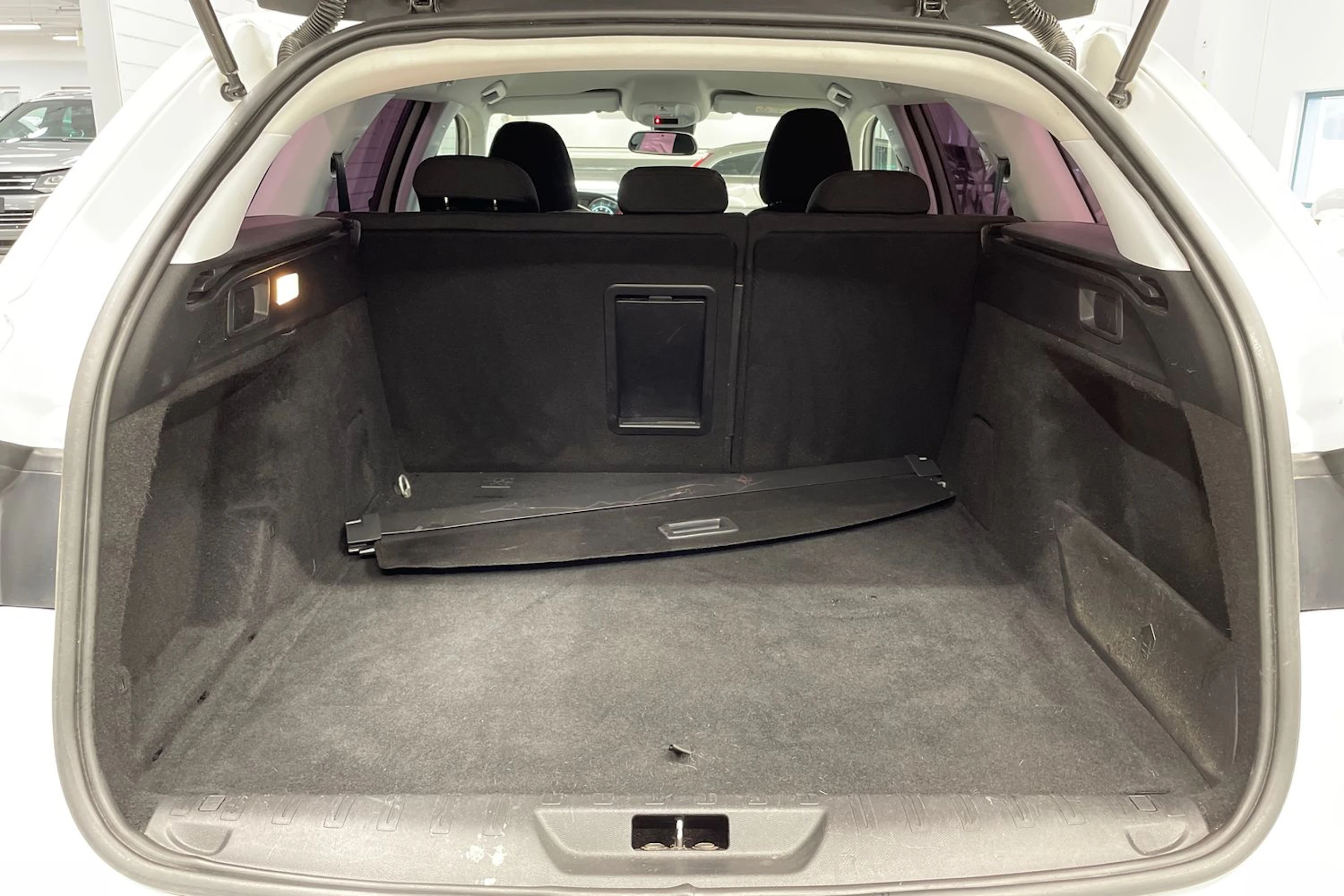 valkoinen Peugeot 308 2016 kuva 12.