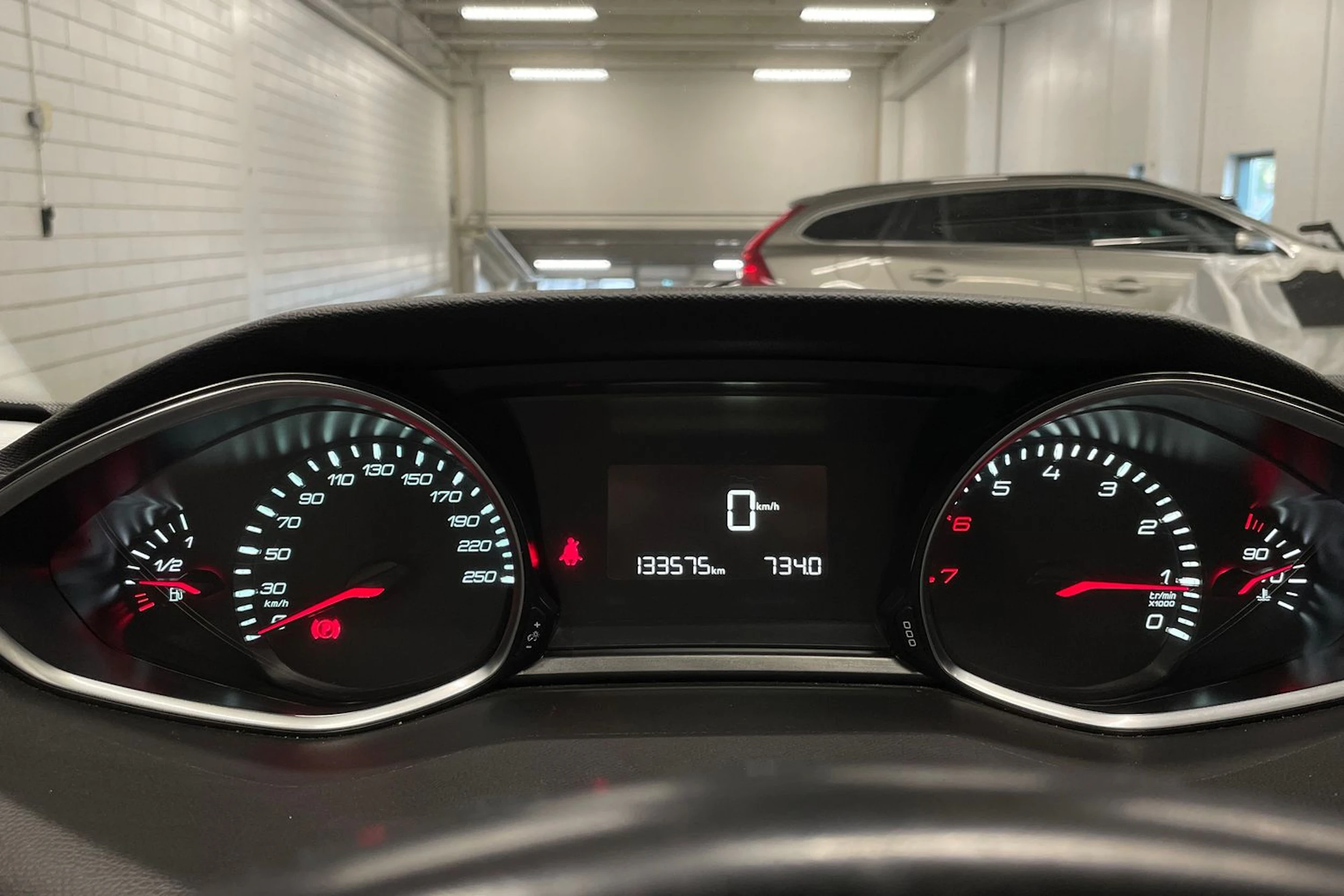 valkoinen Peugeot 308 2016 kuva 13.