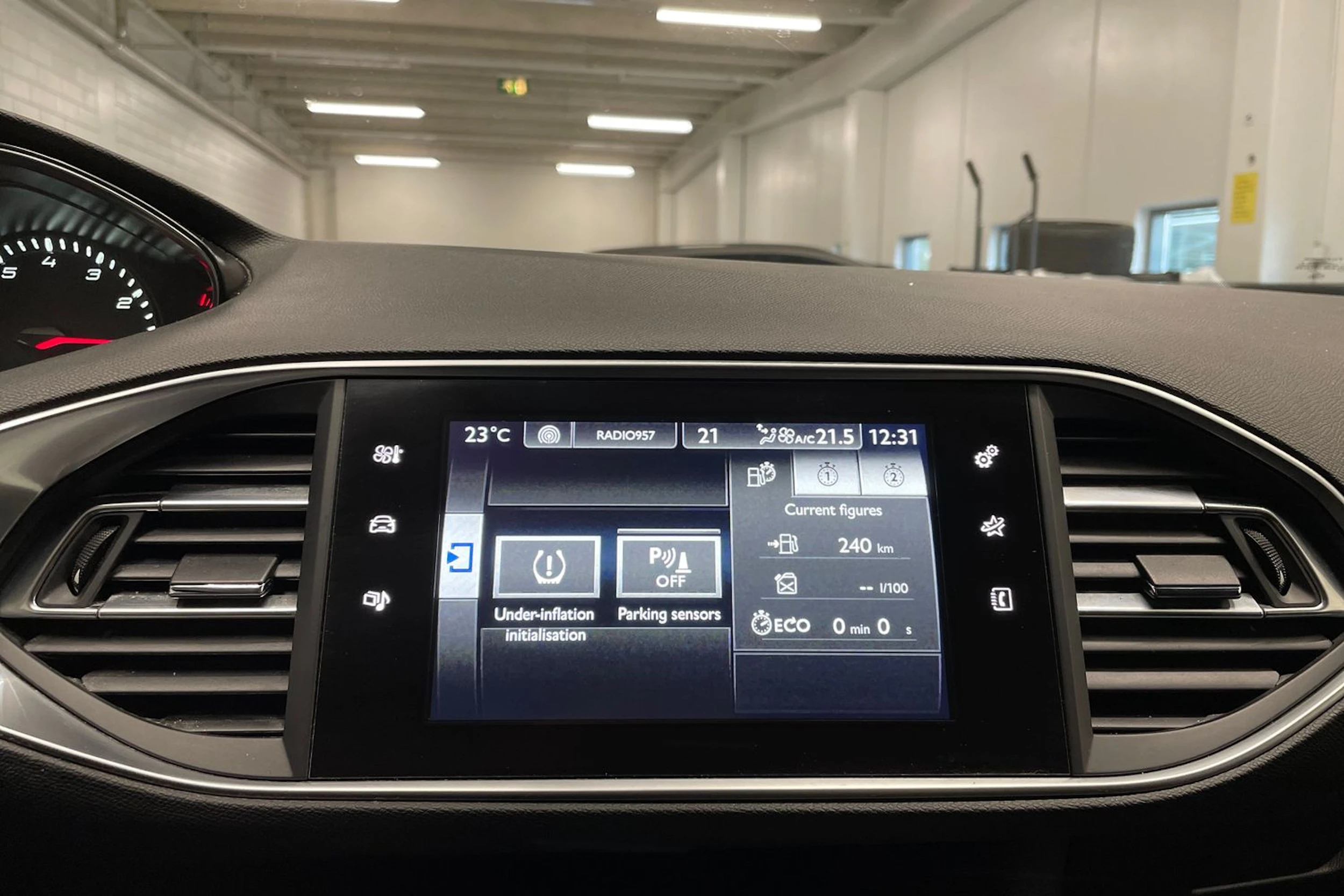 valkoinen Peugeot 308 2016 kuva 14.