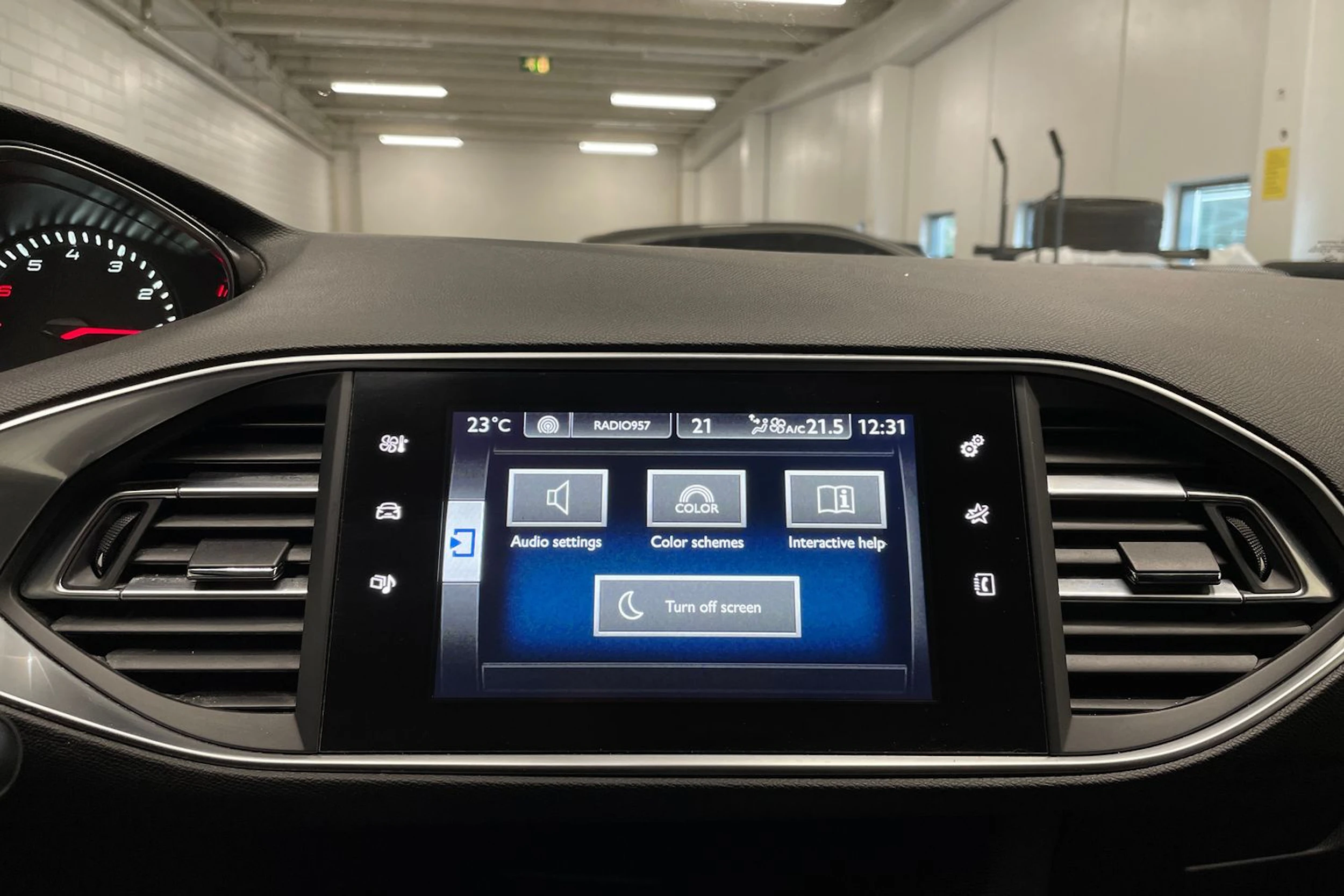 valkoinen Peugeot 308 2016 kuva 15.