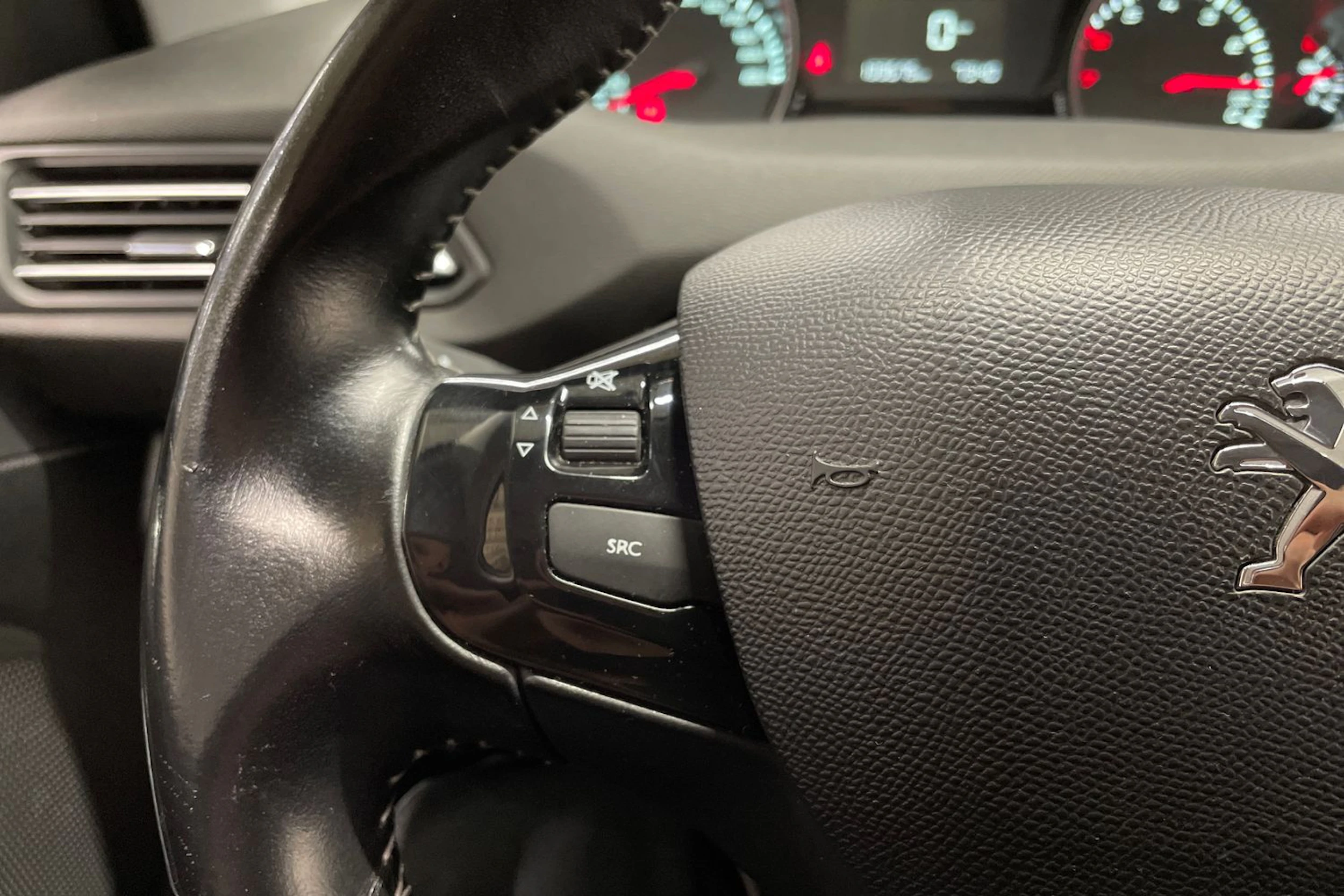 valkoinen Peugeot 308 2016 kuva 18.