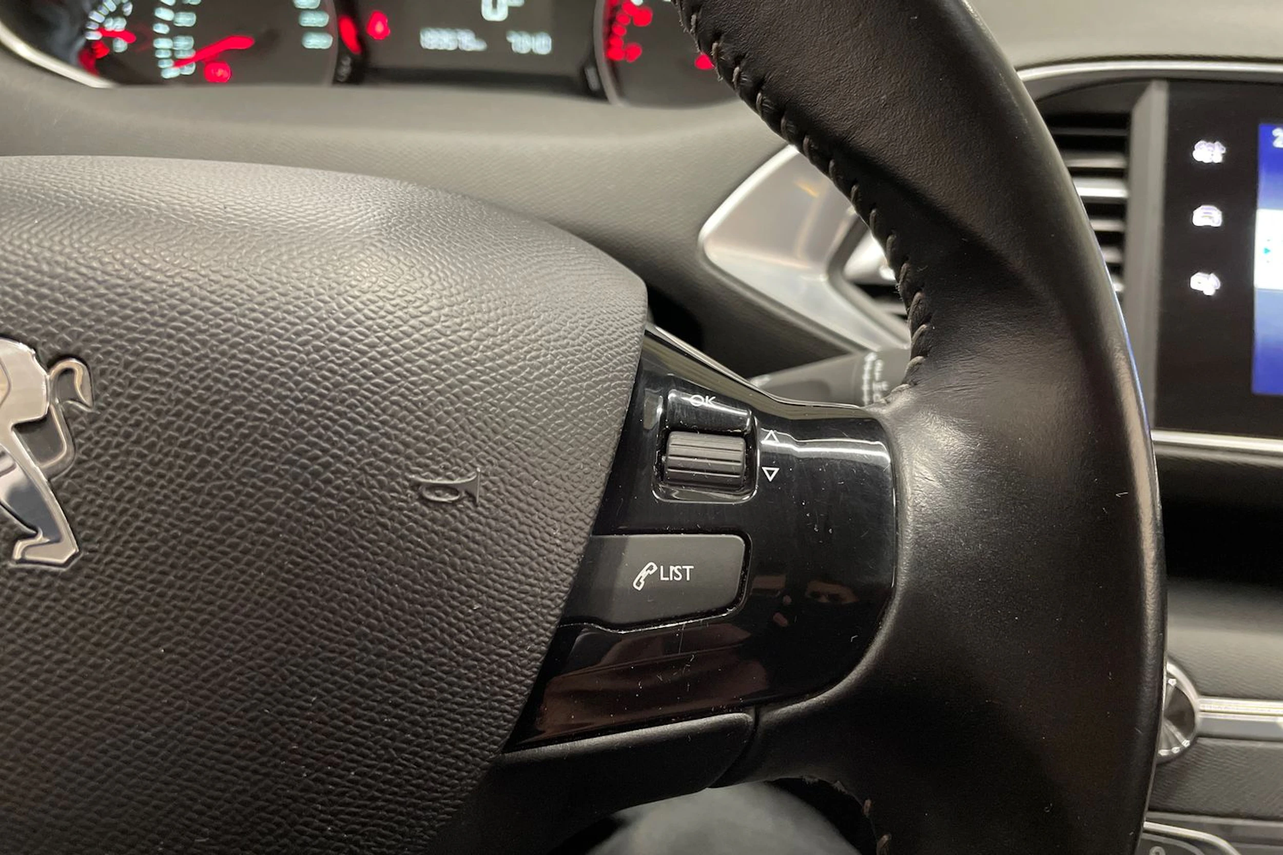 valkoinen Peugeot 308 2016 kuva 19.