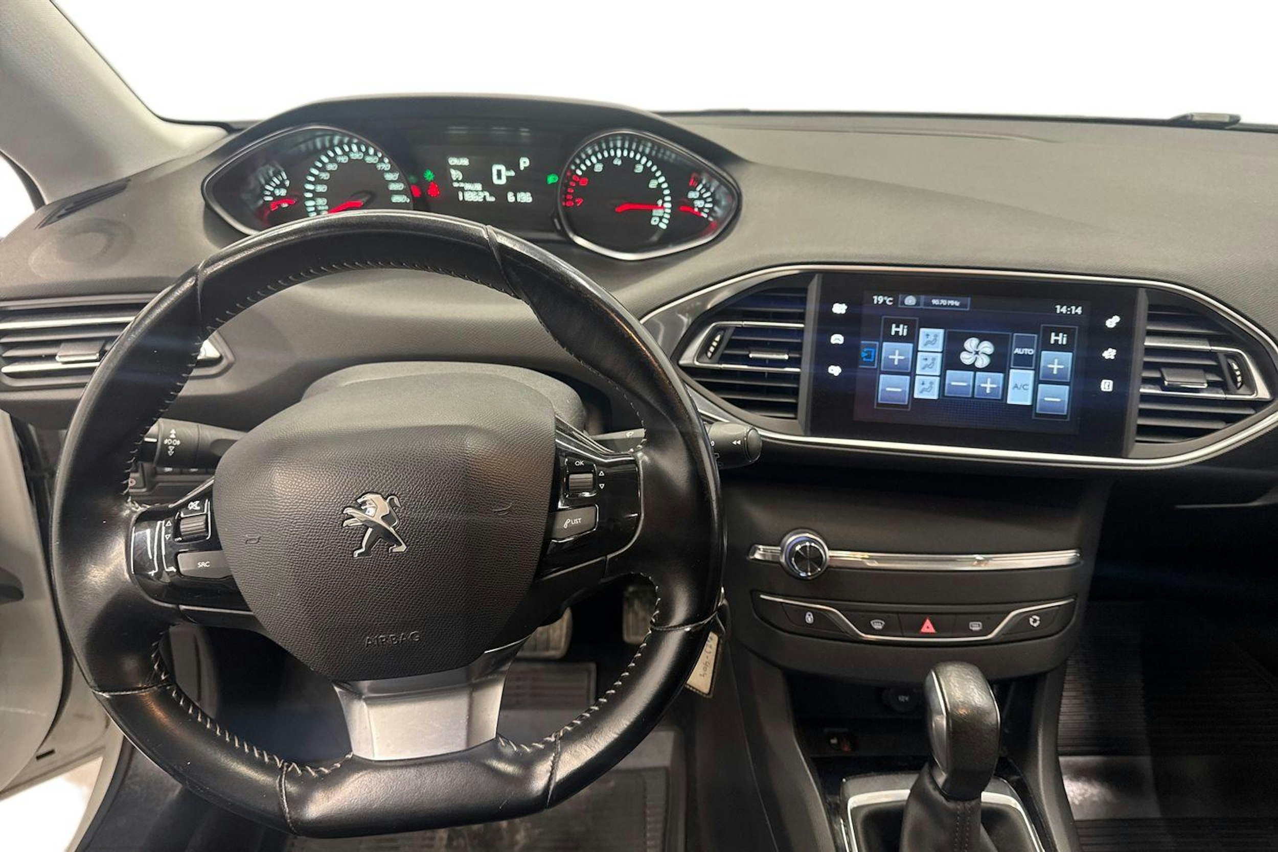valkoinen Peugeot 308 2016 kuva 7.