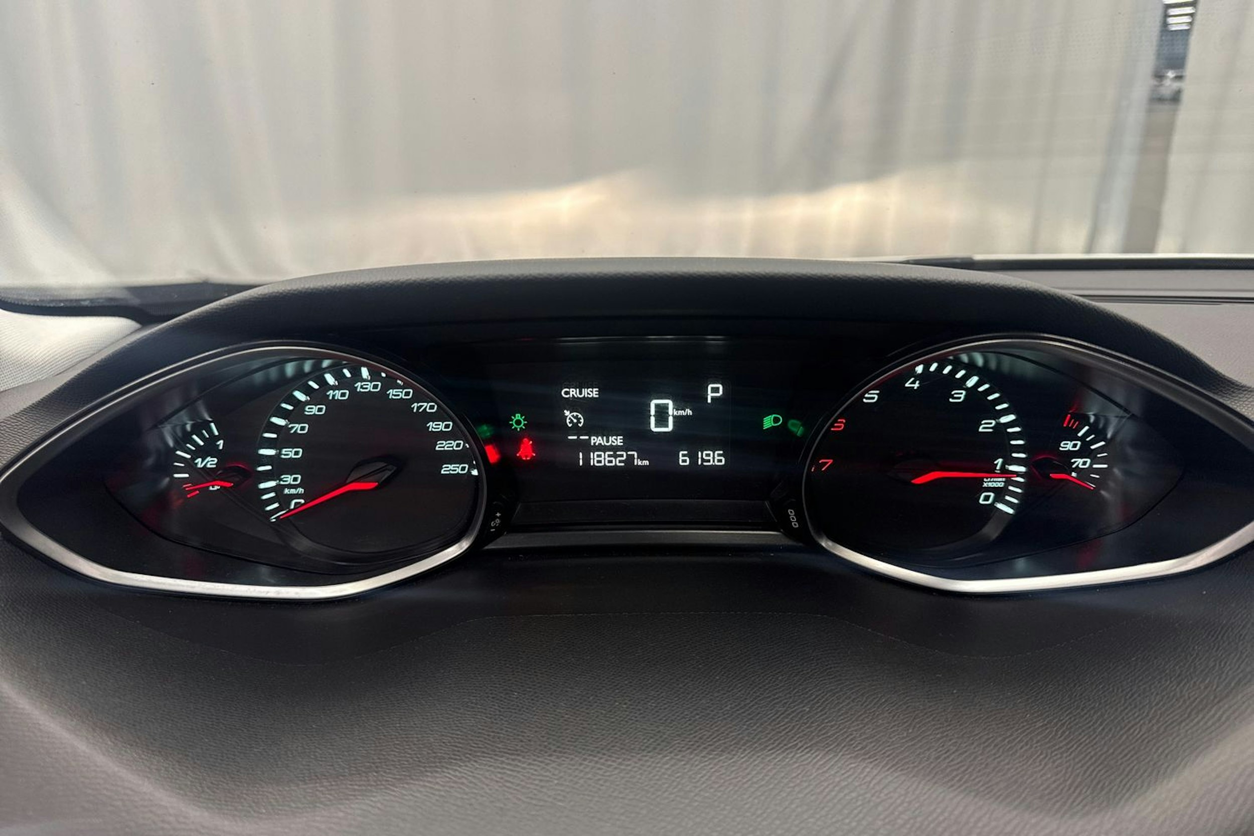 valkoinen Peugeot 308 2016 kuva 11.