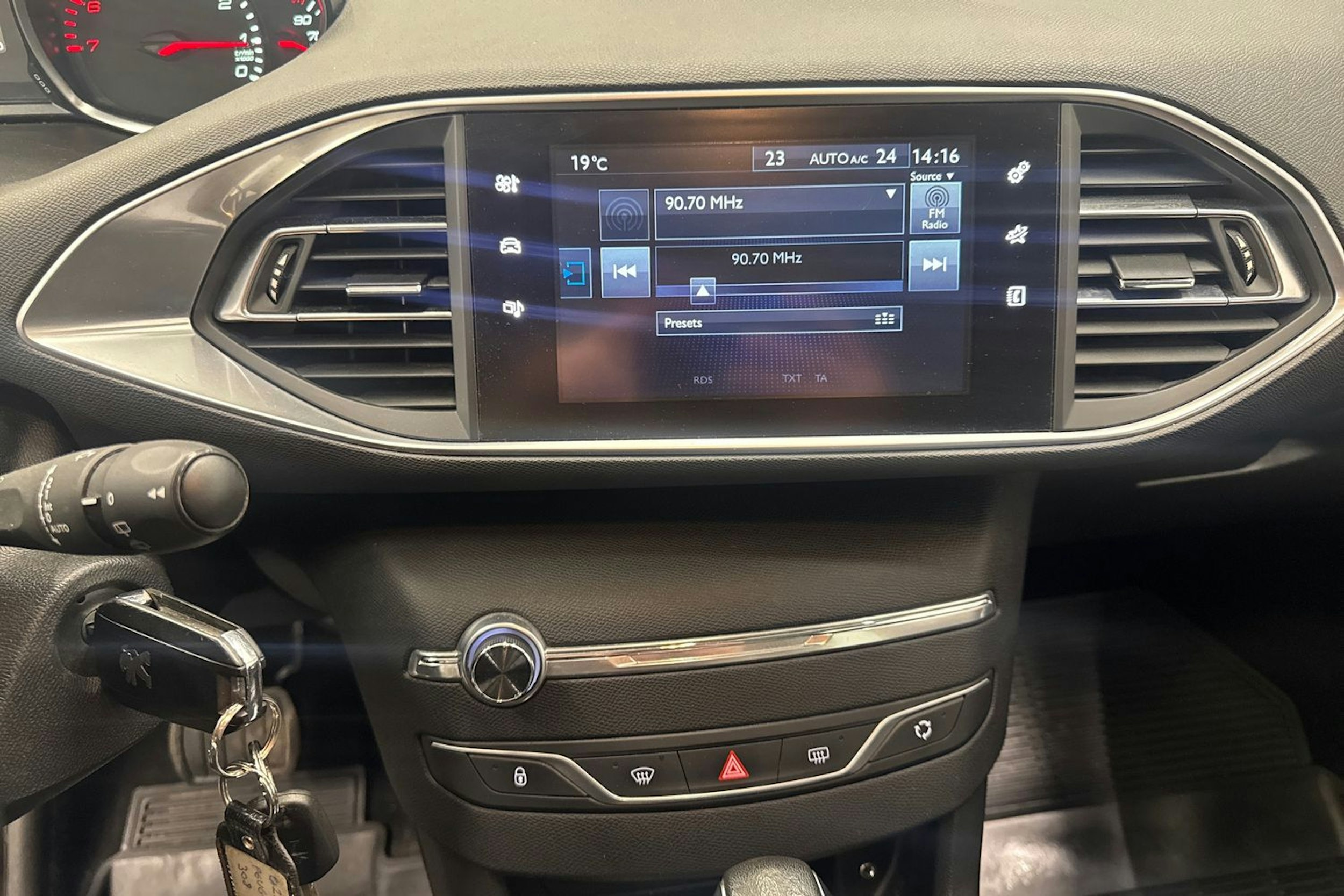 valkoinen Peugeot 308 2016 kuva 12.