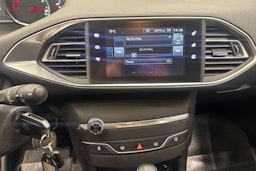 valkoinen Peugeot 308 2016 kuva 12.