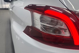 valkoinen Peugeot 308 2016 kuva 18.