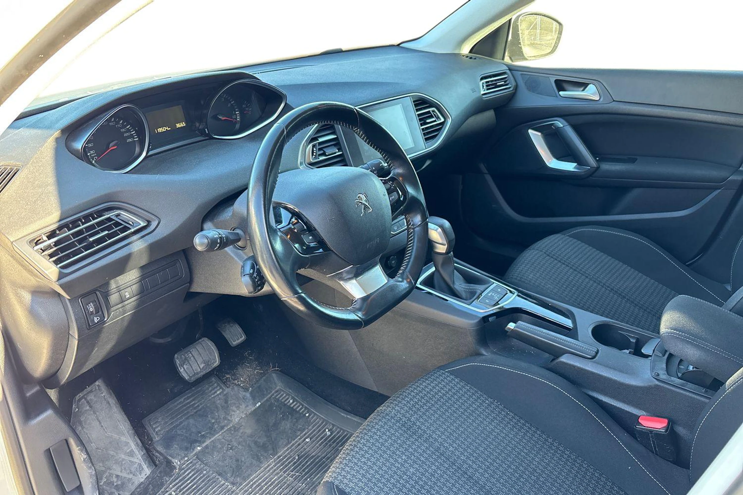 Valkoinen Peugeot 308 2018 kuva 3.