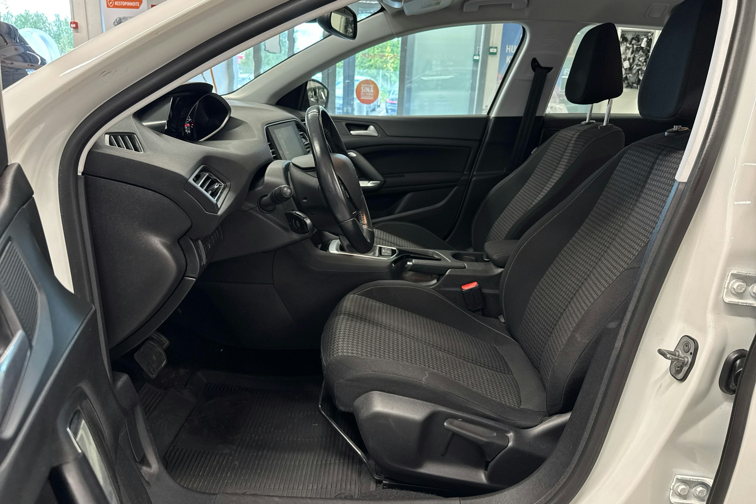 Valkoinen Peugeot 308 2018 kuva 6.