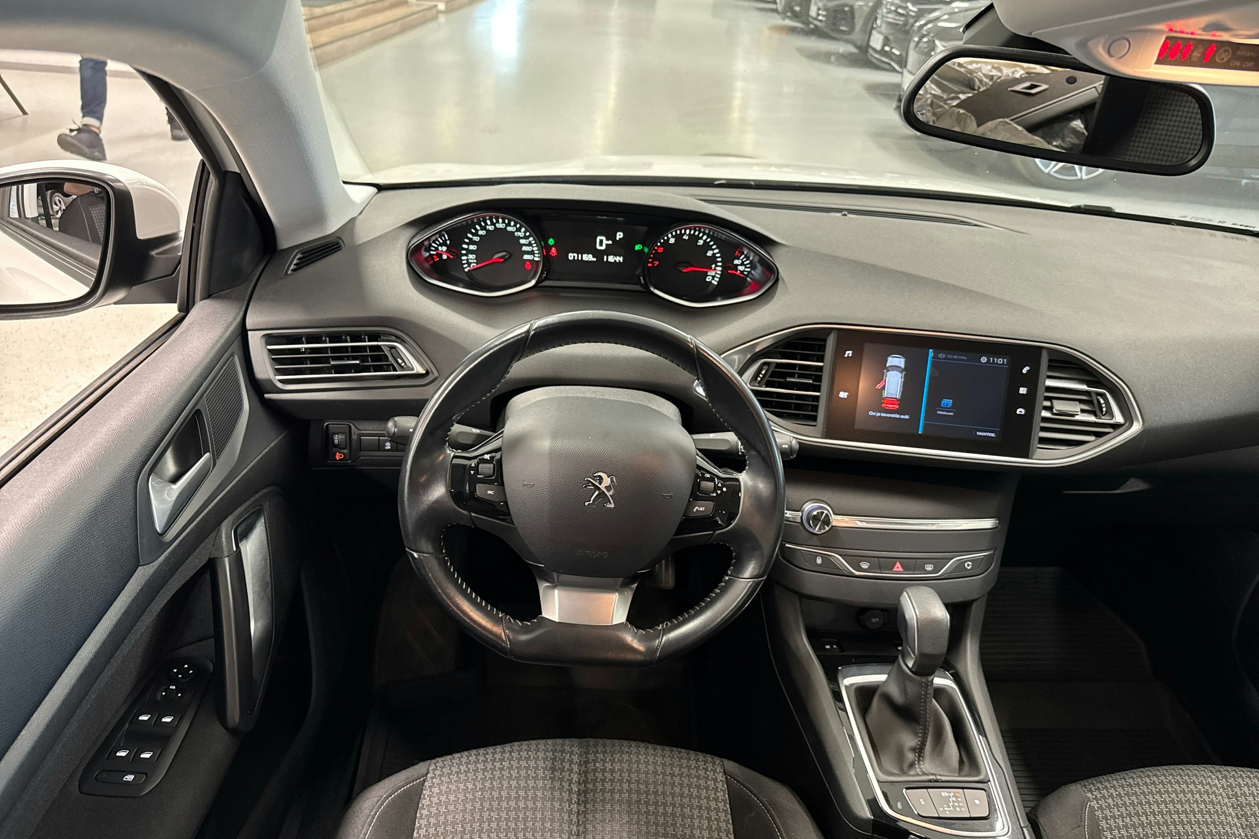 Valkoinen Peugeot 308 2018 kuva 7.