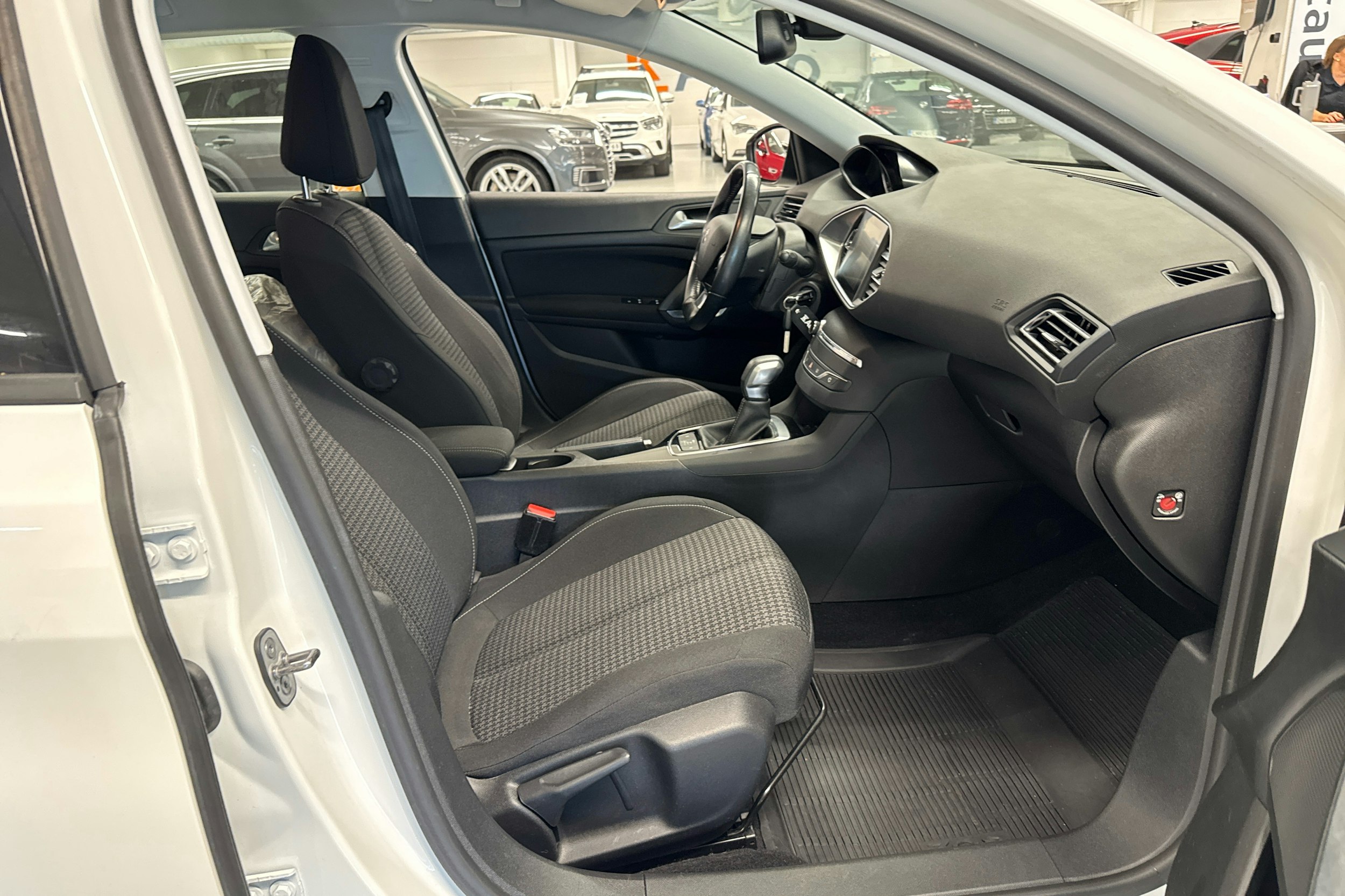 Valkoinen Peugeot 308 2018 kuva 8.
