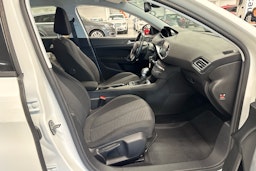 Valkoinen Peugeot 308 2018 kuva 8.