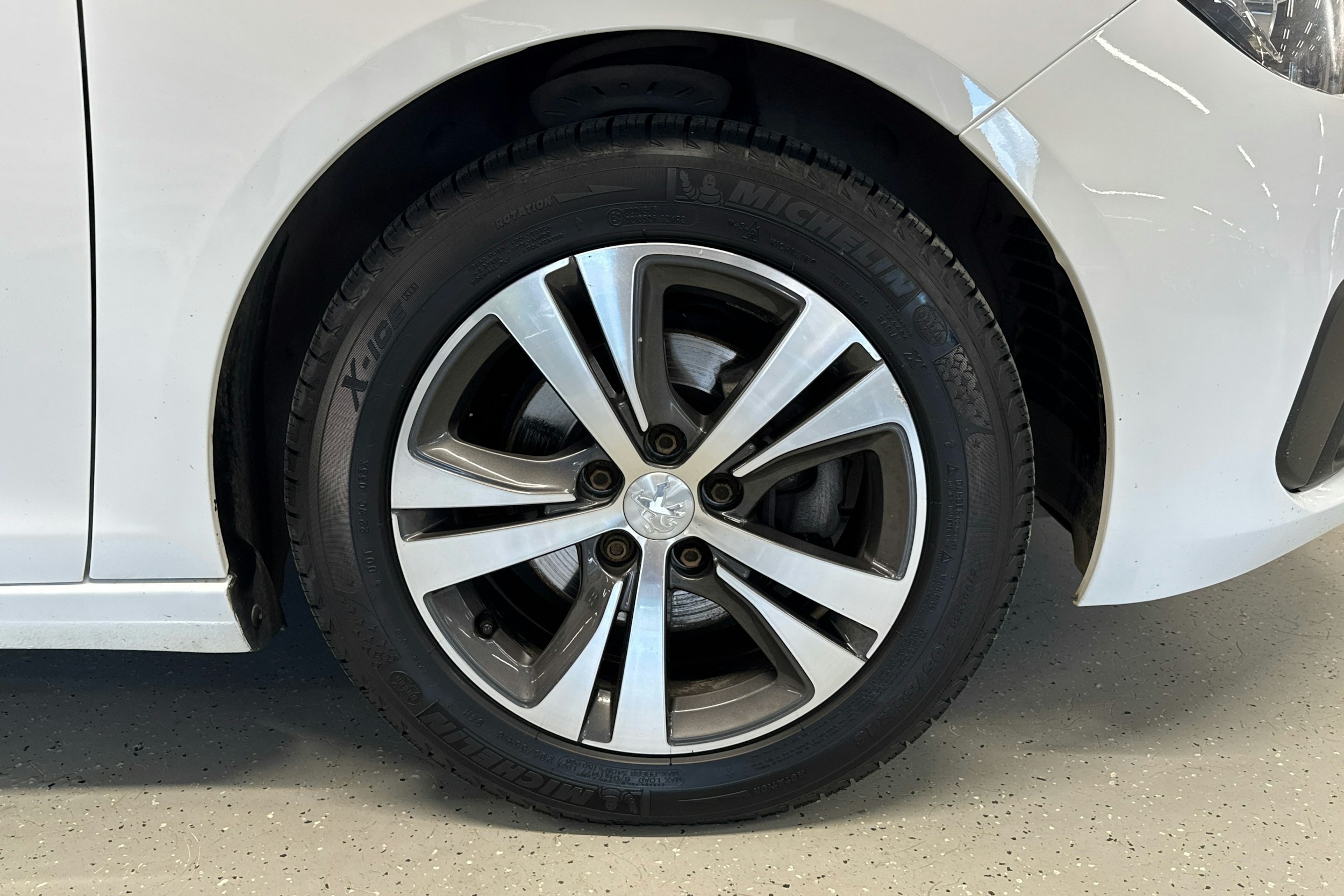 Valkoinen Peugeot 308 2018 kuva 9.