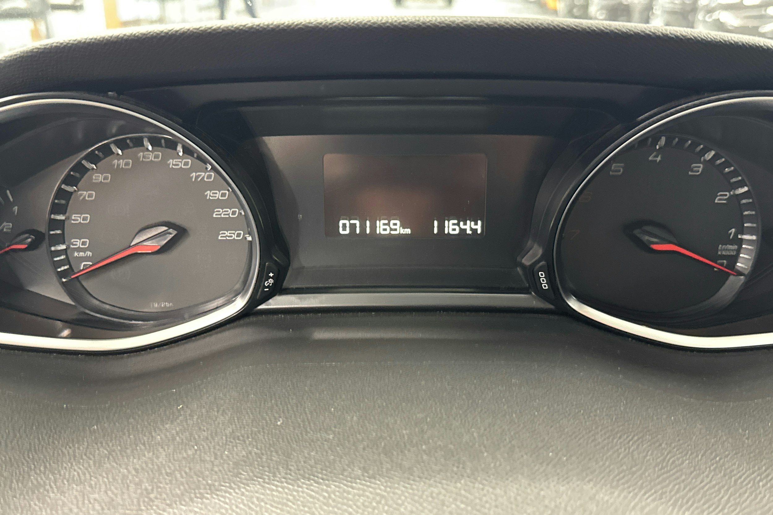 Valkoinen Peugeot 308 2018 kuva 11.