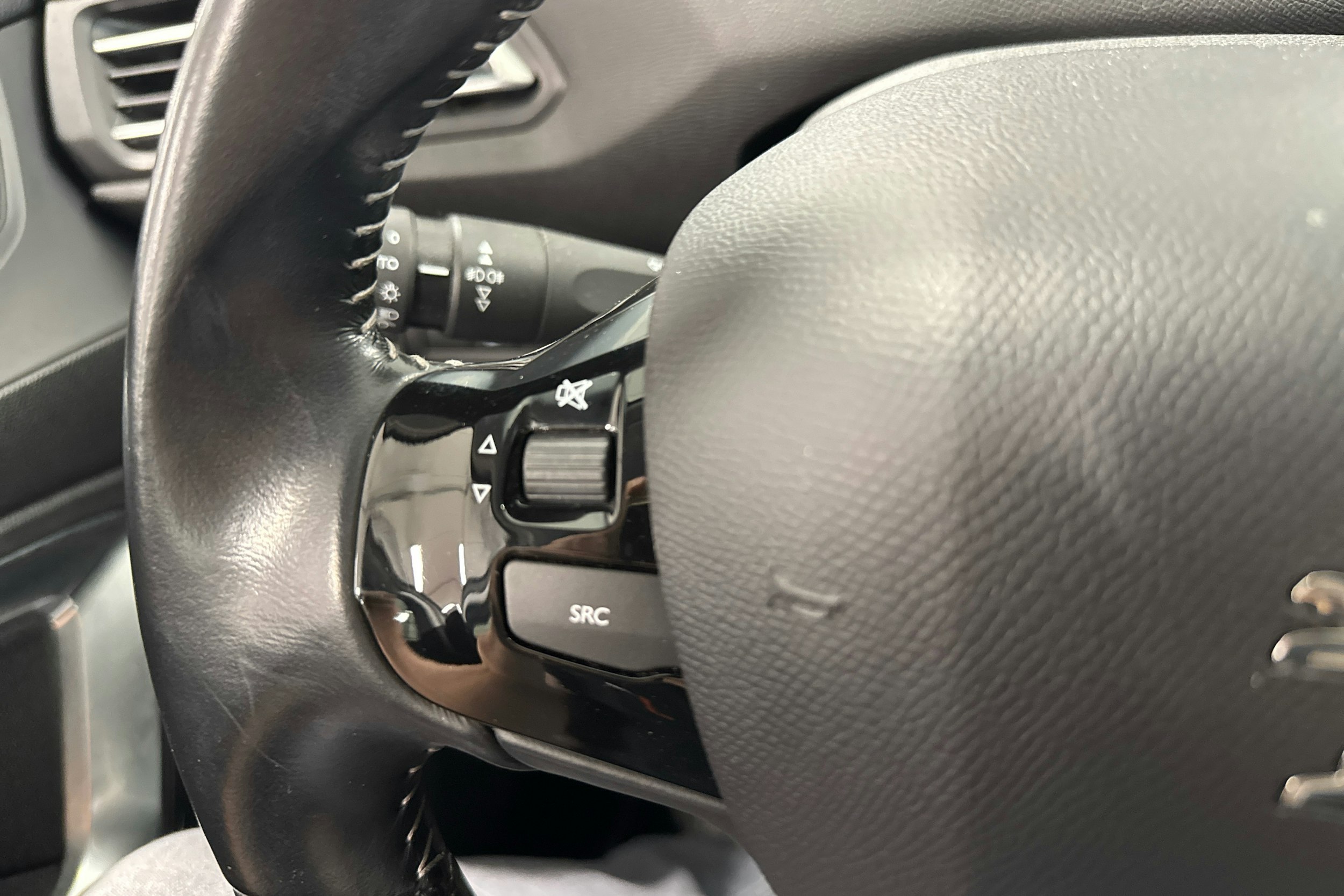 Valkoinen Peugeot 308 2018 kuva 12.