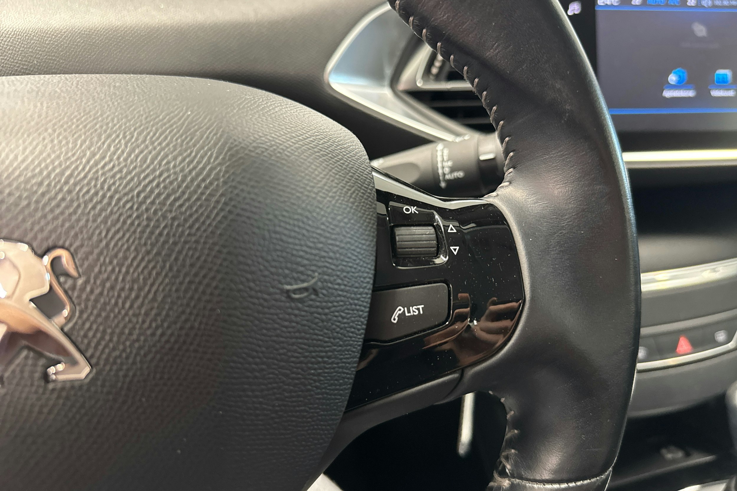 Valkoinen Peugeot 308 2018 kuva 13.
