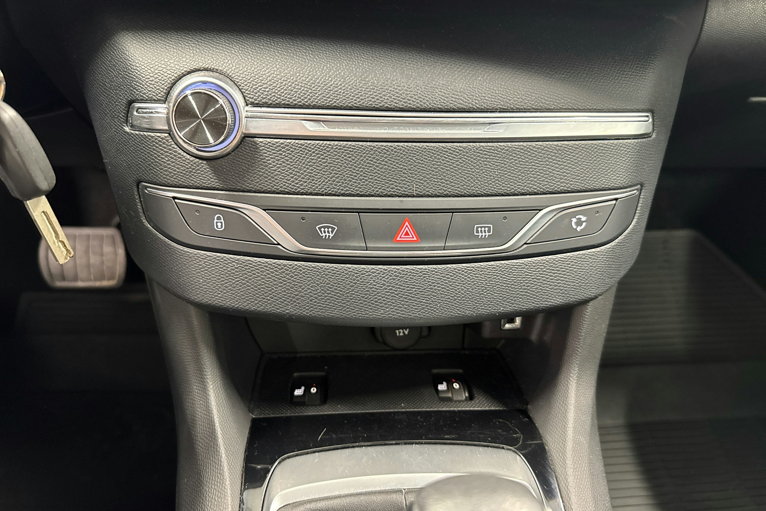 Valkoinen Peugeot 308 2018 kuva 17.