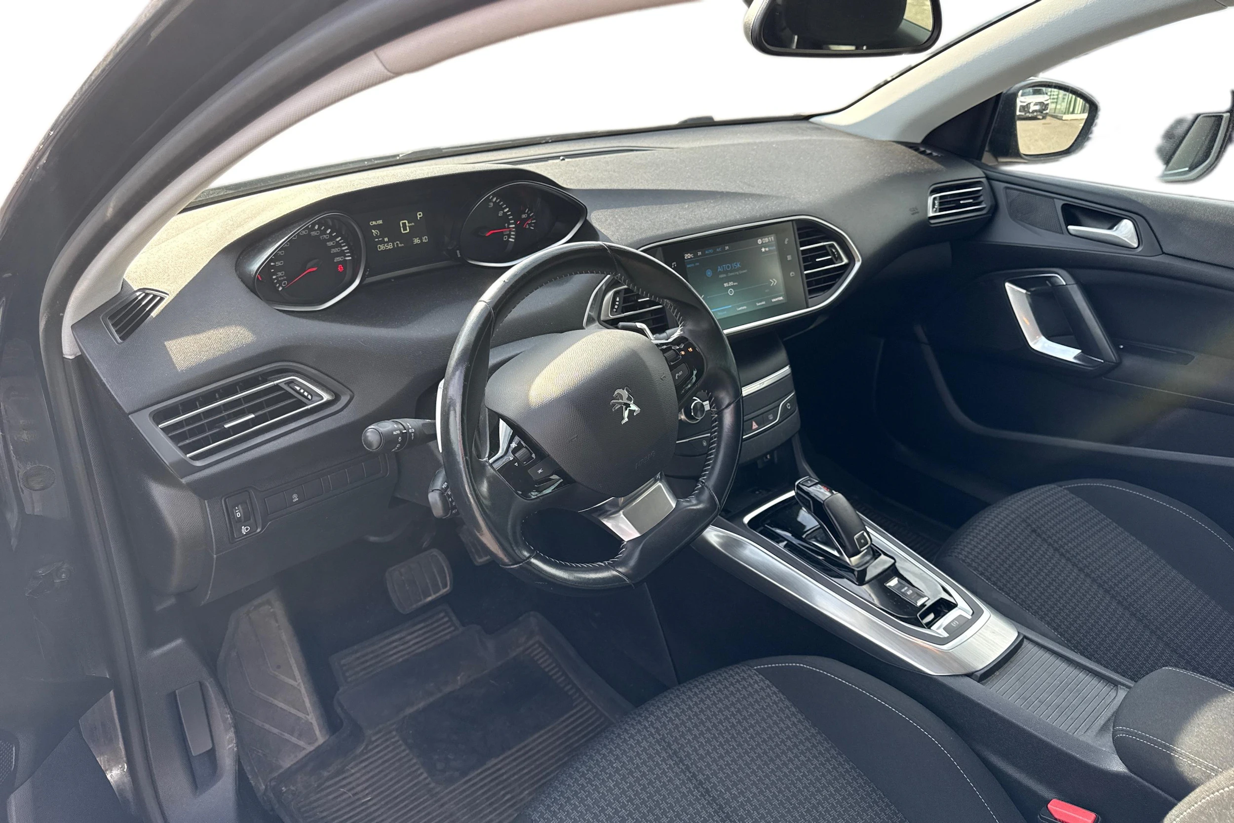 harmaa Peugeot 308 2019 kuva 3.