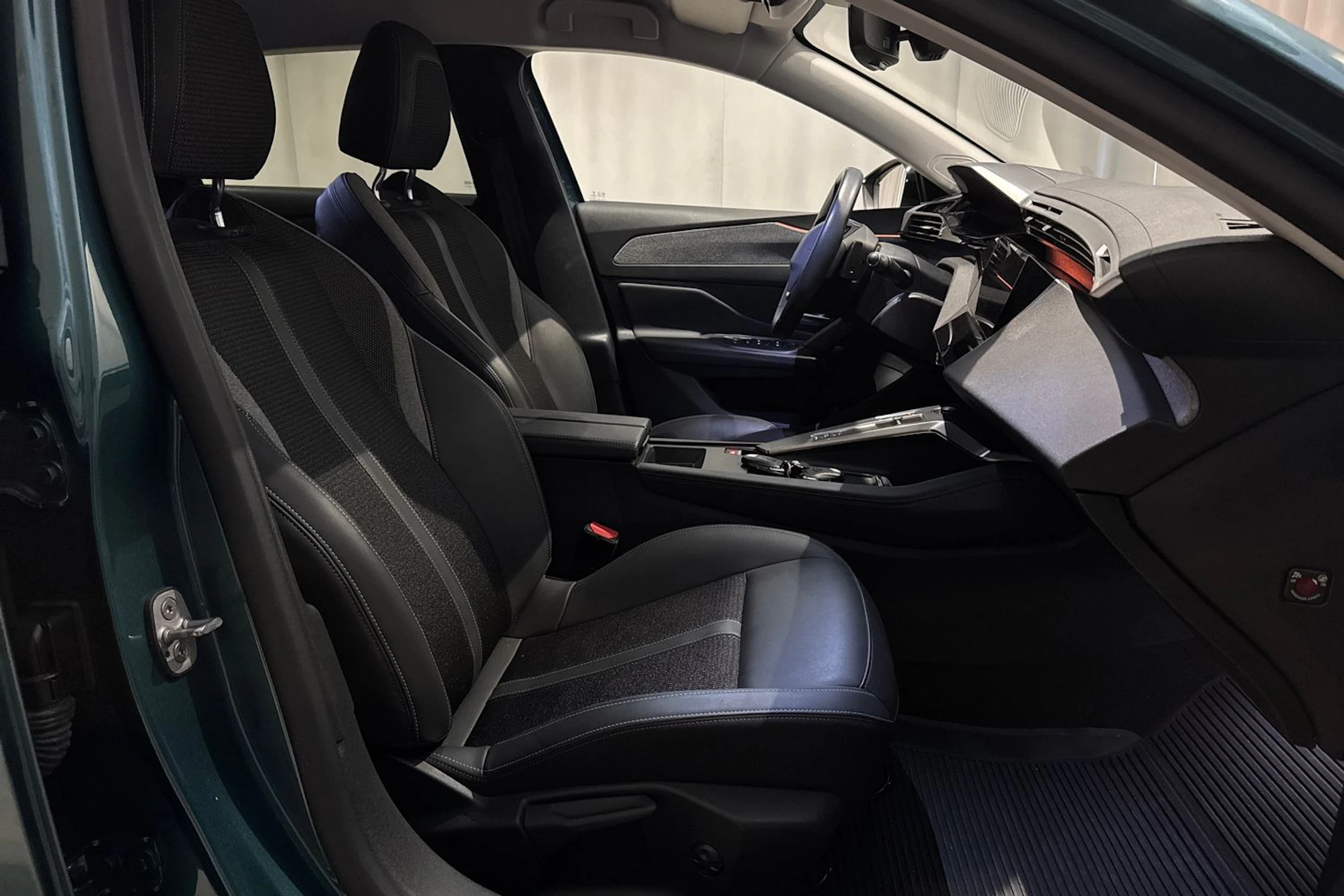 sininen Peugeot 308 2022 kuva 17.