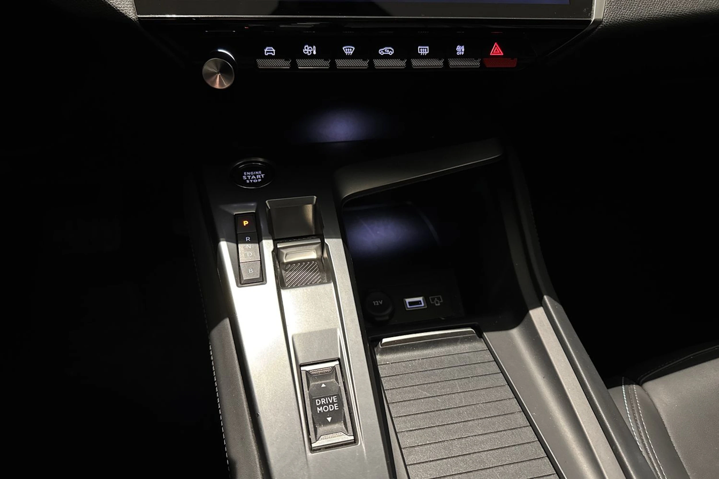 sininen Peugeot 308 2022 kuva 24.