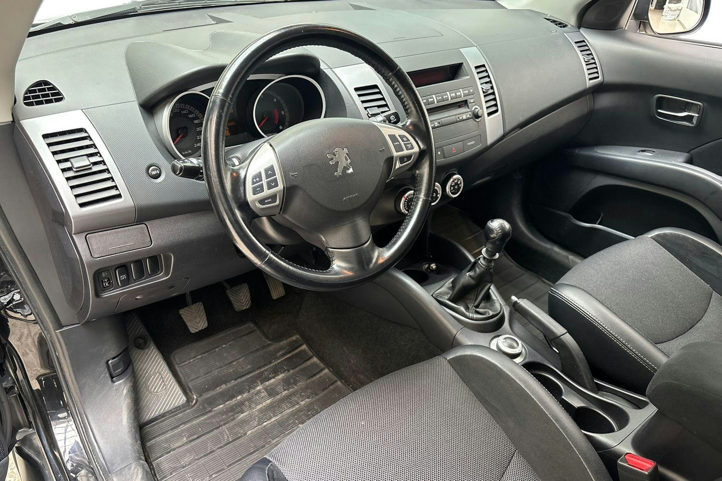 musta Peugeot 4007 2008 kuva 7.