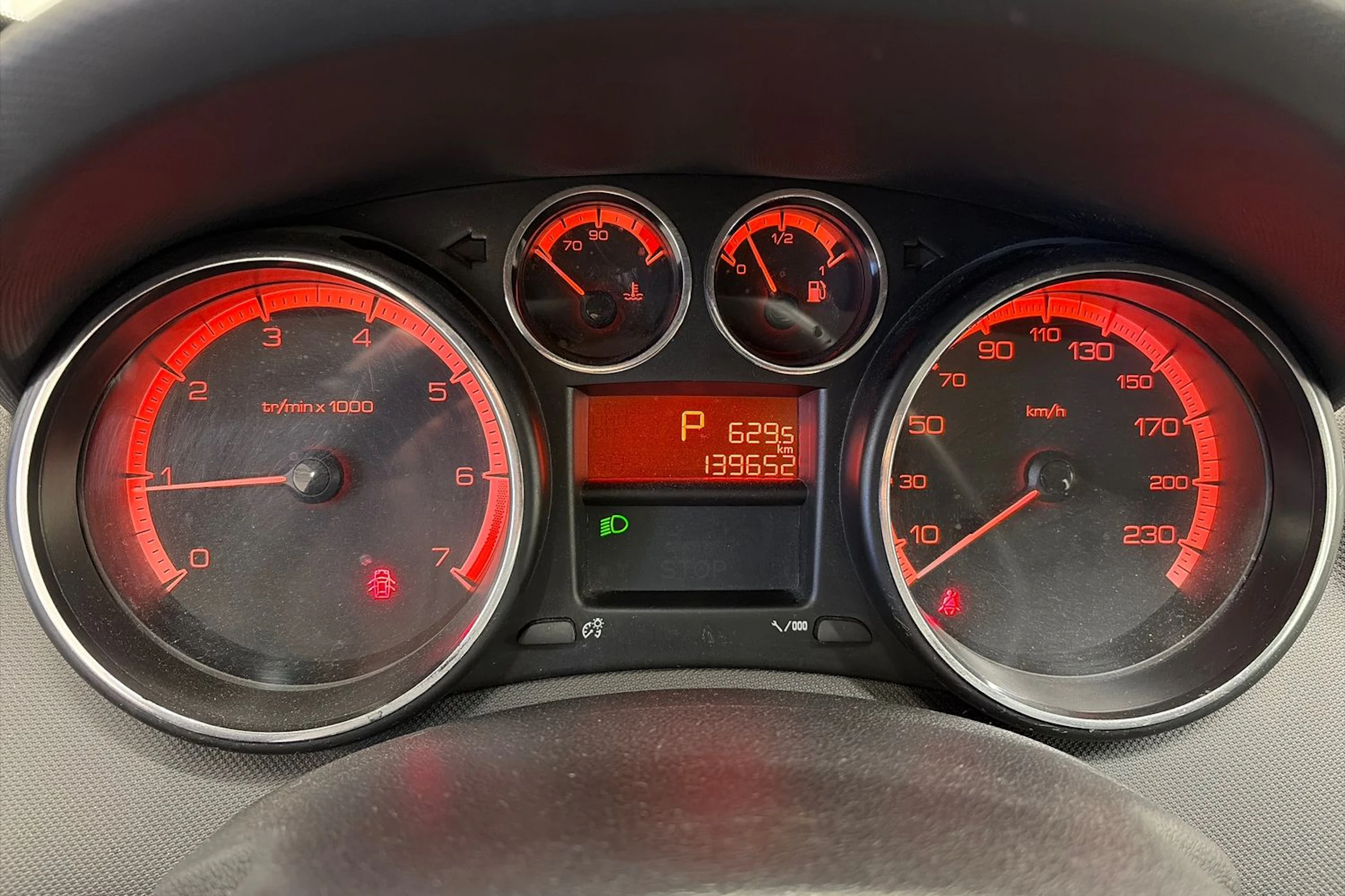 Punainen Peugeot 408 2012 kuva 12.