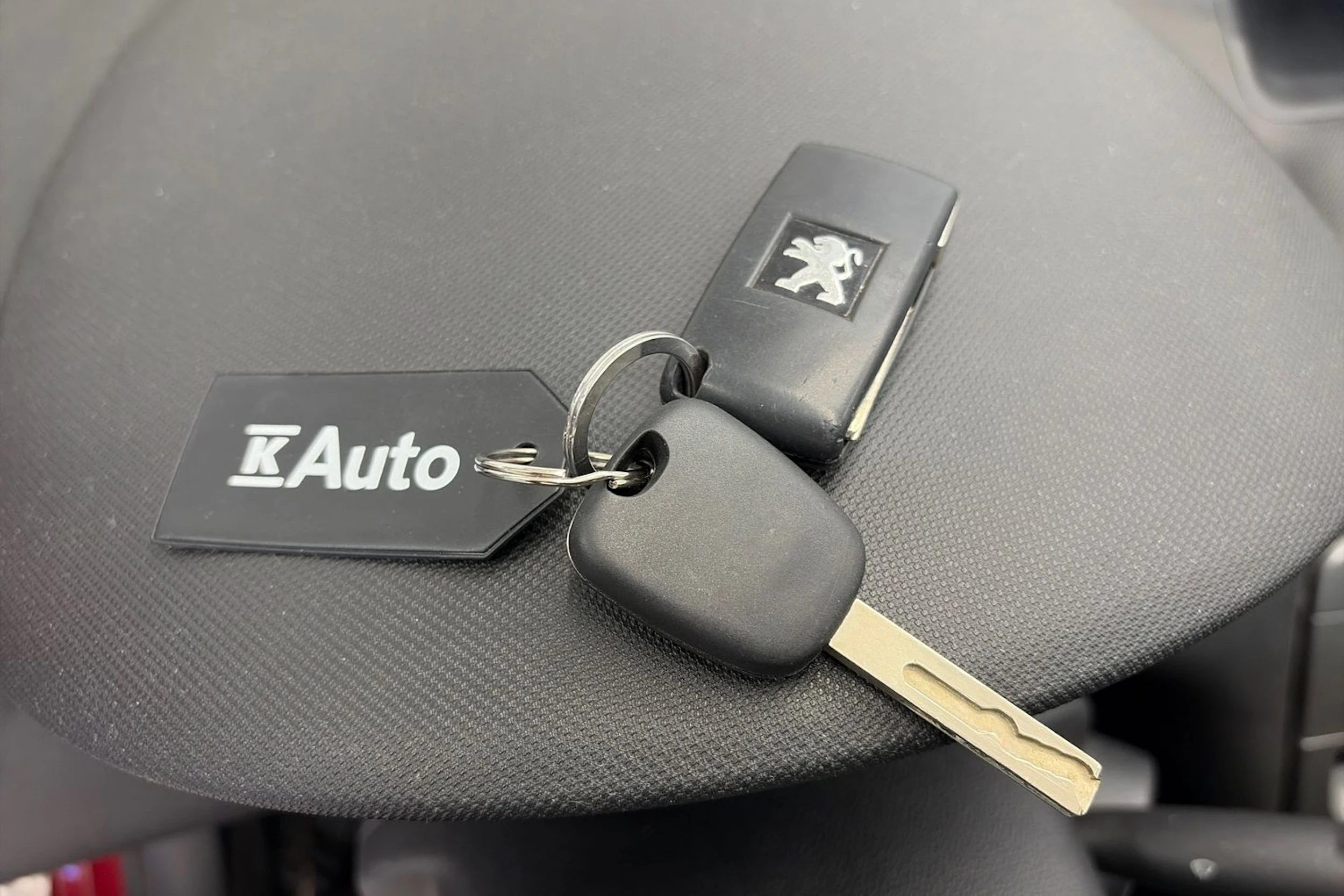 Punainen Peugeot 408 2012 kuva 35.