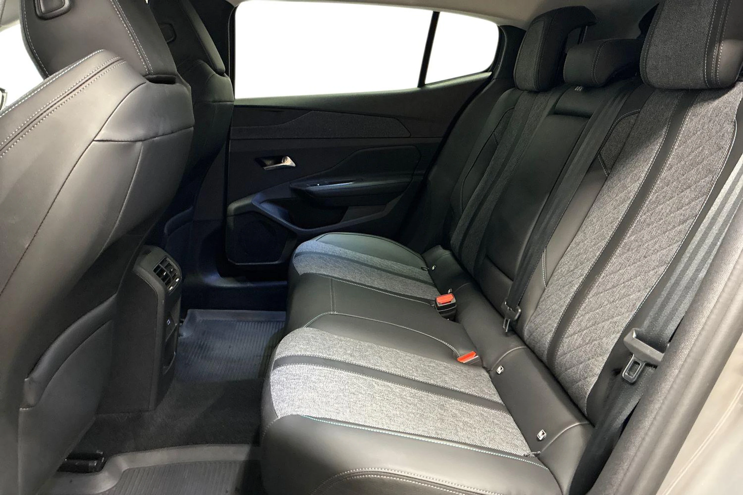 Harmaa Peugeot 408 2023 kuva 8.