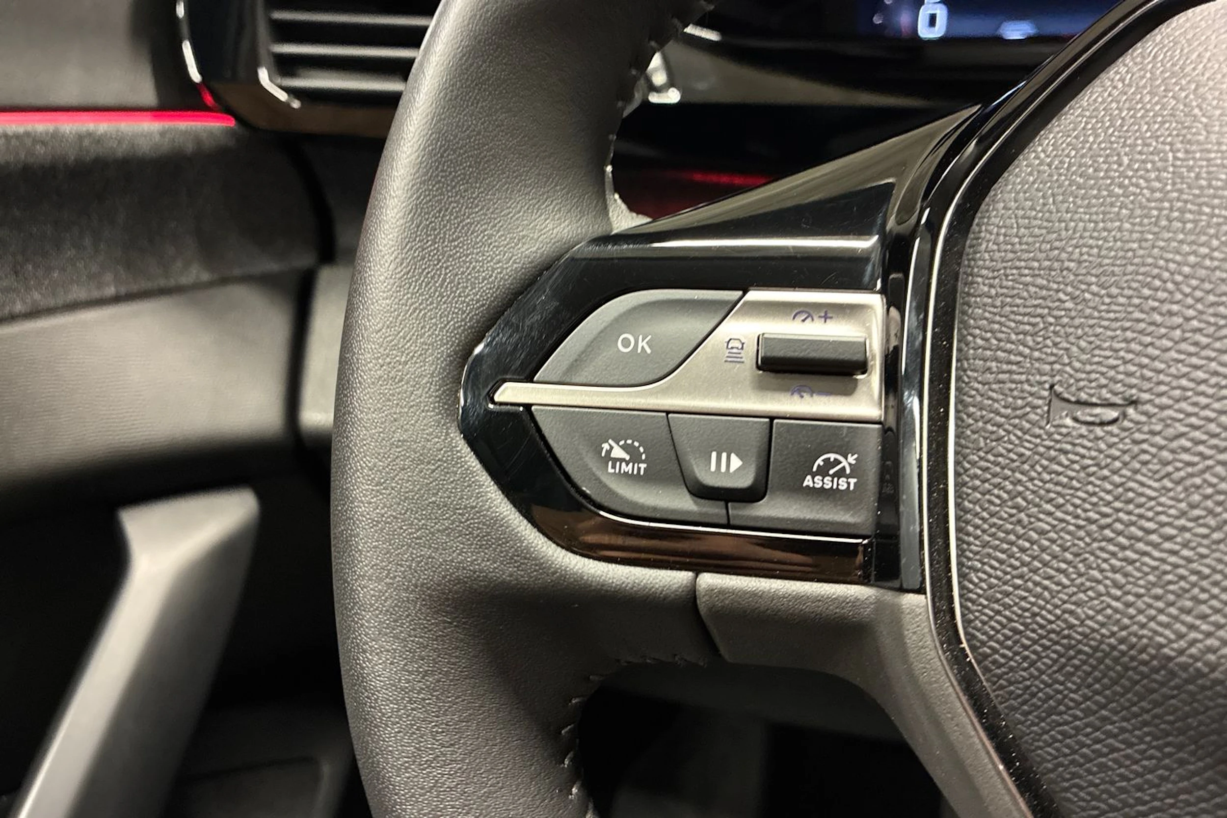 Harmaa Peugeot 408 2023 kuva 13.