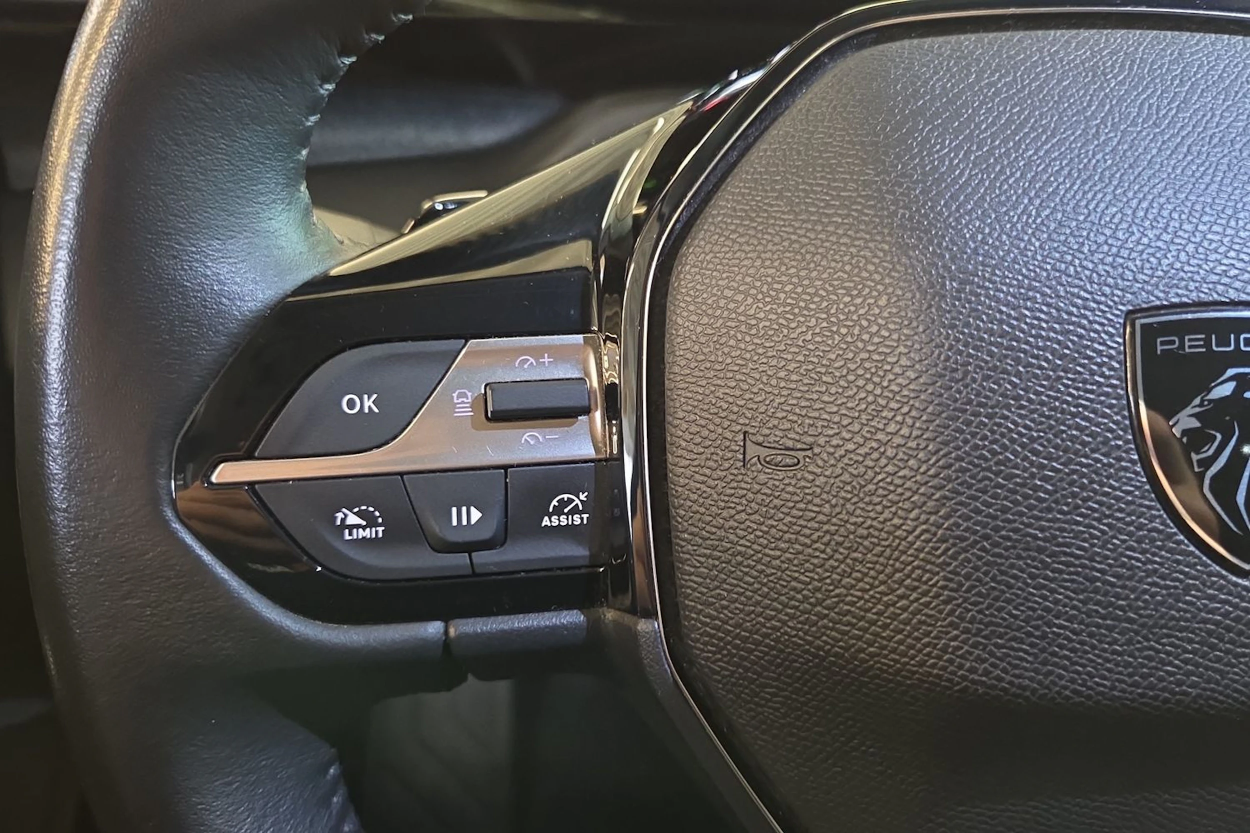 Sininen Peugeot 408 2024 kuva 13.
