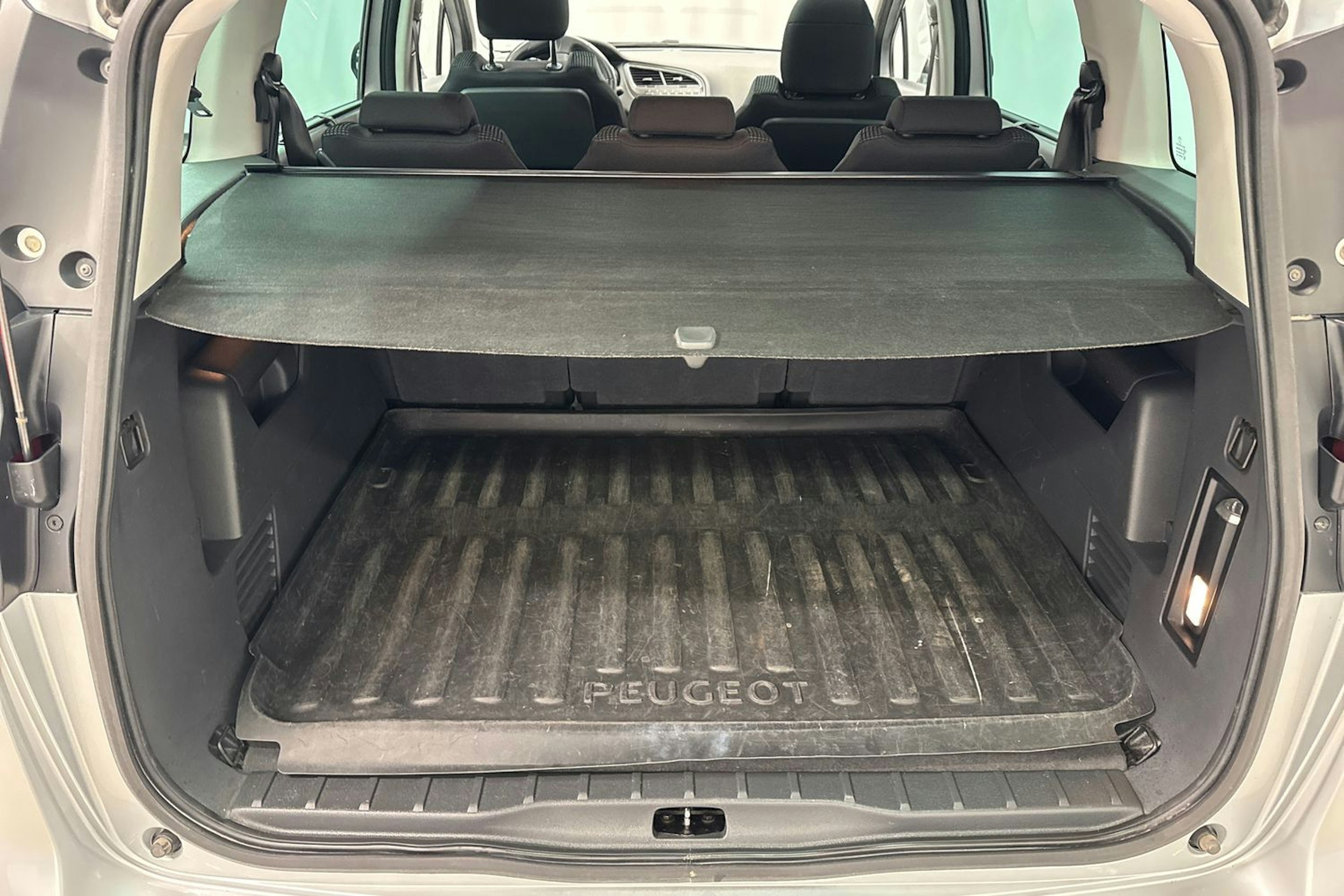 harmaa Peugeot 5008 2012 kuva 19.