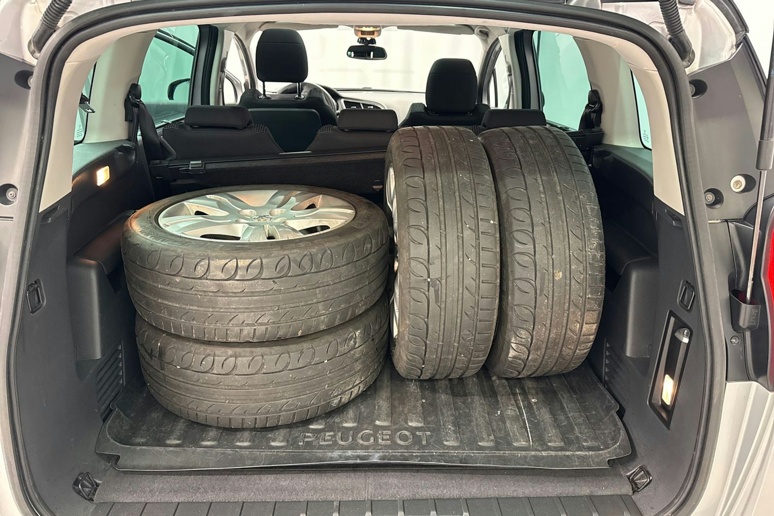 harmaa Peugeot 5008 2012 kuva 20.