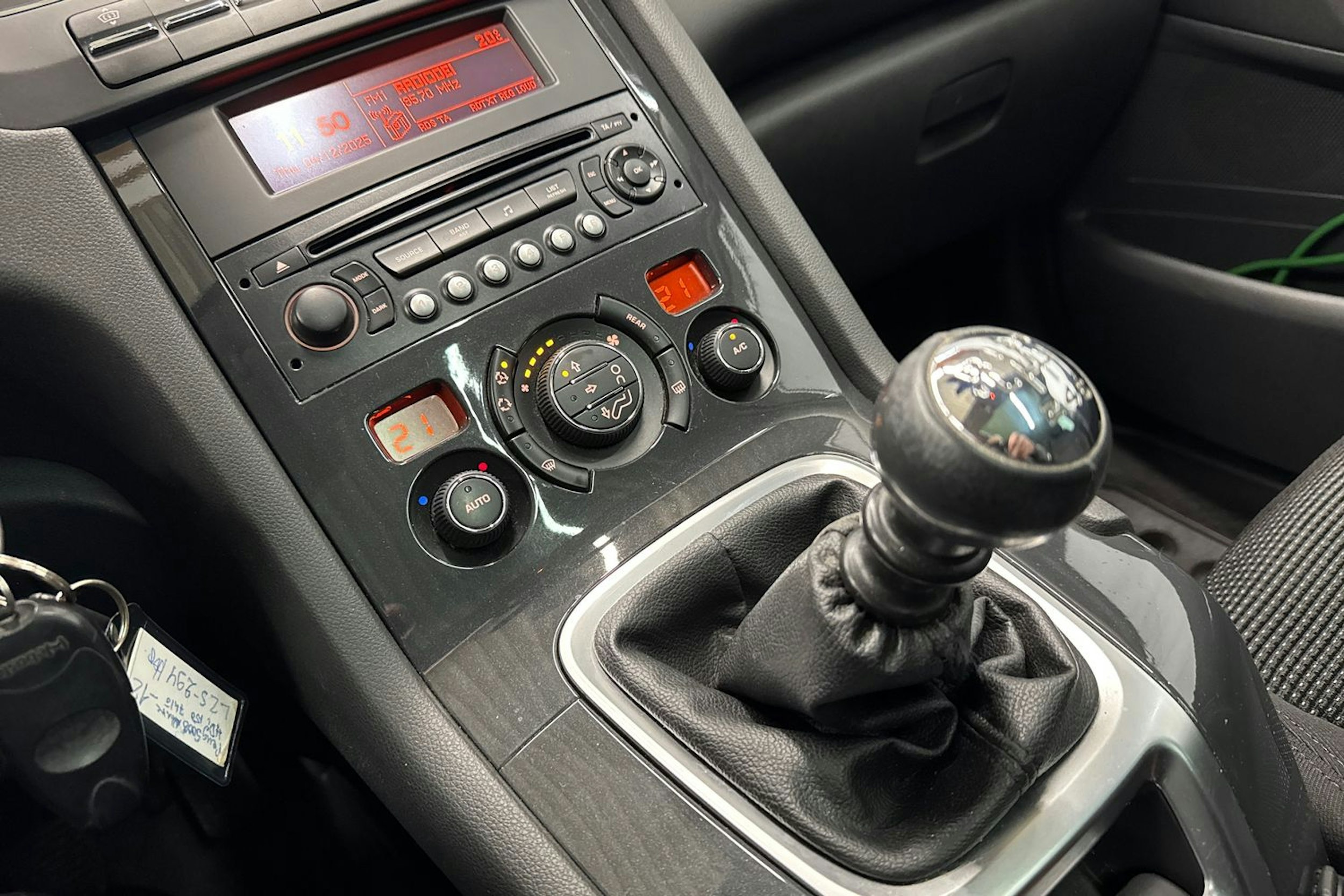 harmaa Peugeot 5008 2012 kuva 23.