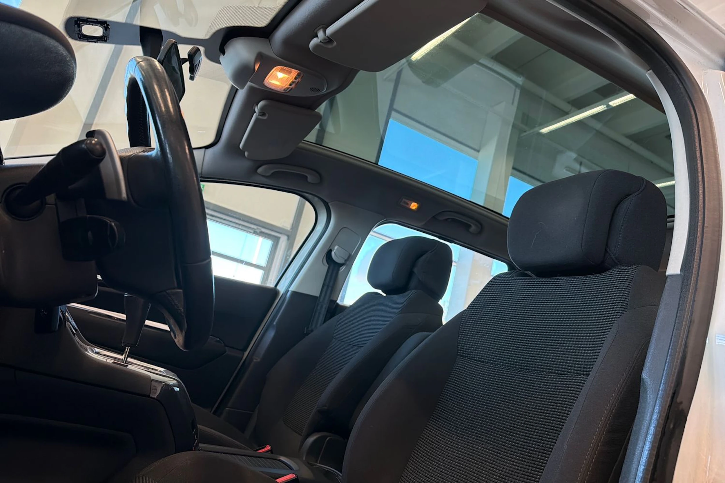 Valkoinen Peugeot 5008 2012 kuva 16.