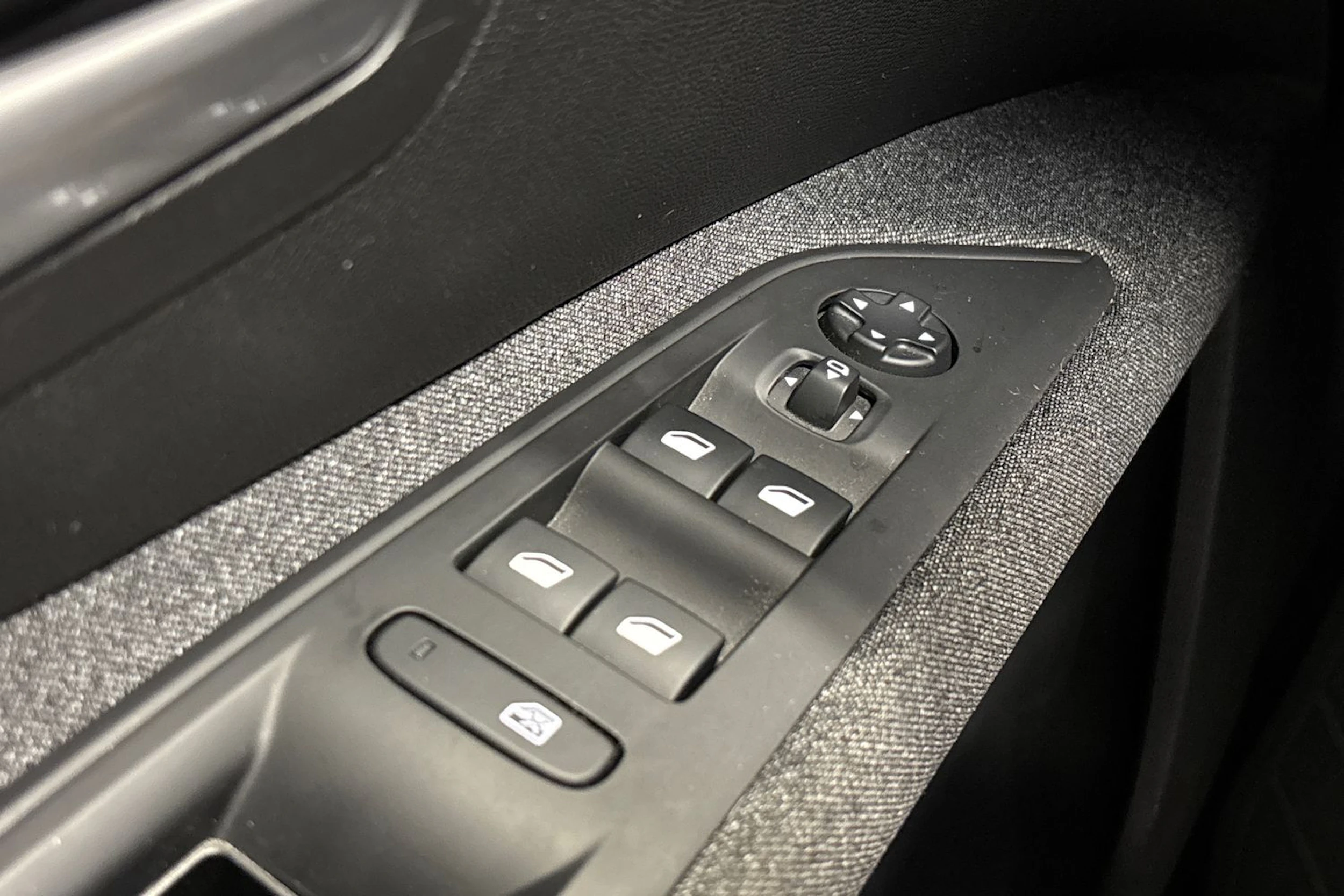 valkoinen Peugeot 5008 2017 kuva 16.
