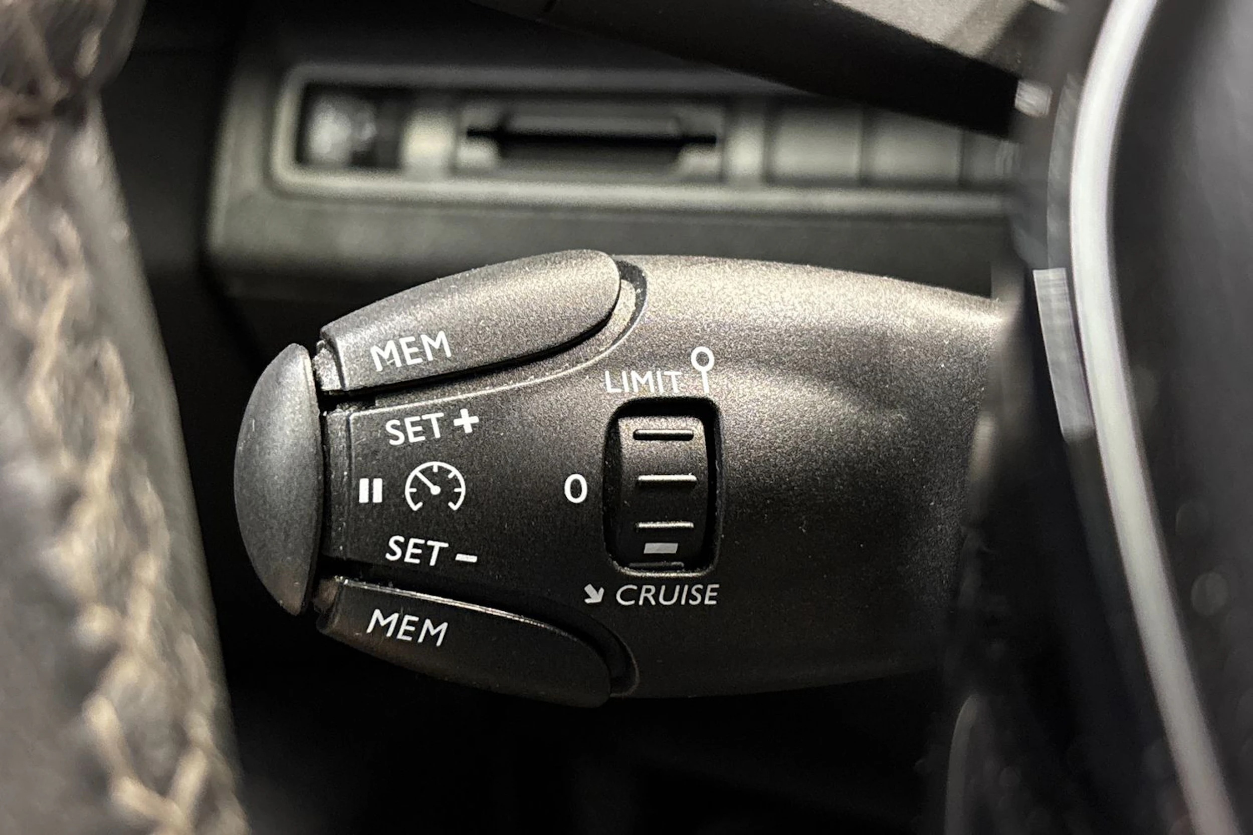 valkoinen Peugeot 5008 2017 kuva 18.