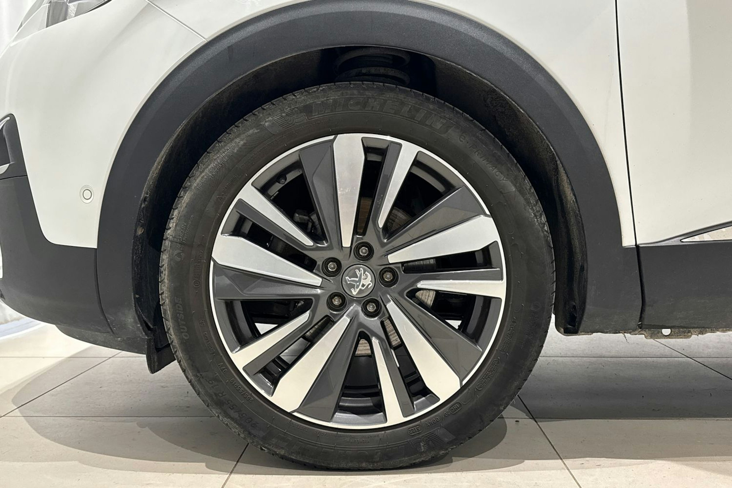 valkoinen Peugeot 5008 2018 kuva 11.