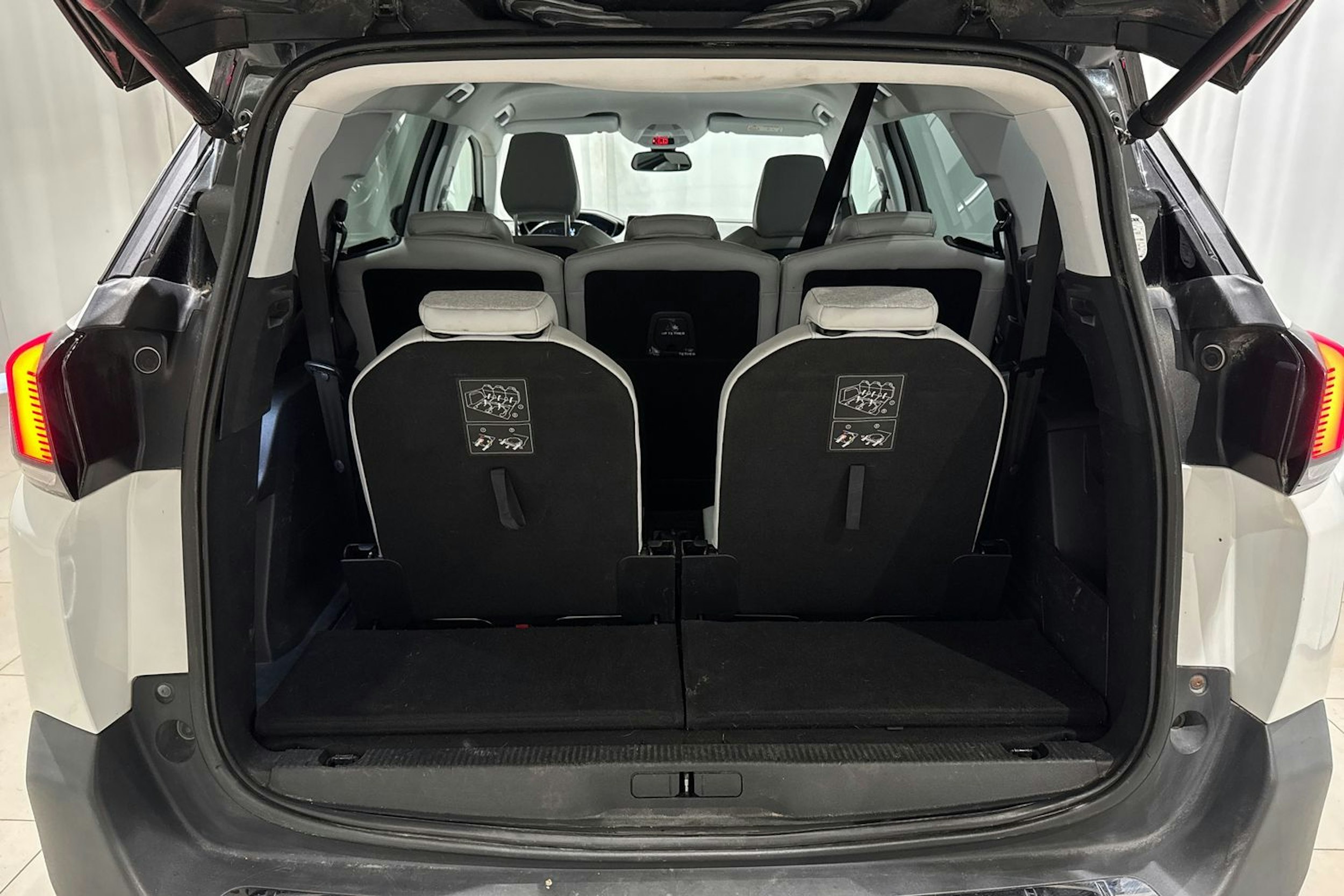 valkoinen Peugeot 5008 2018 kuva 17.