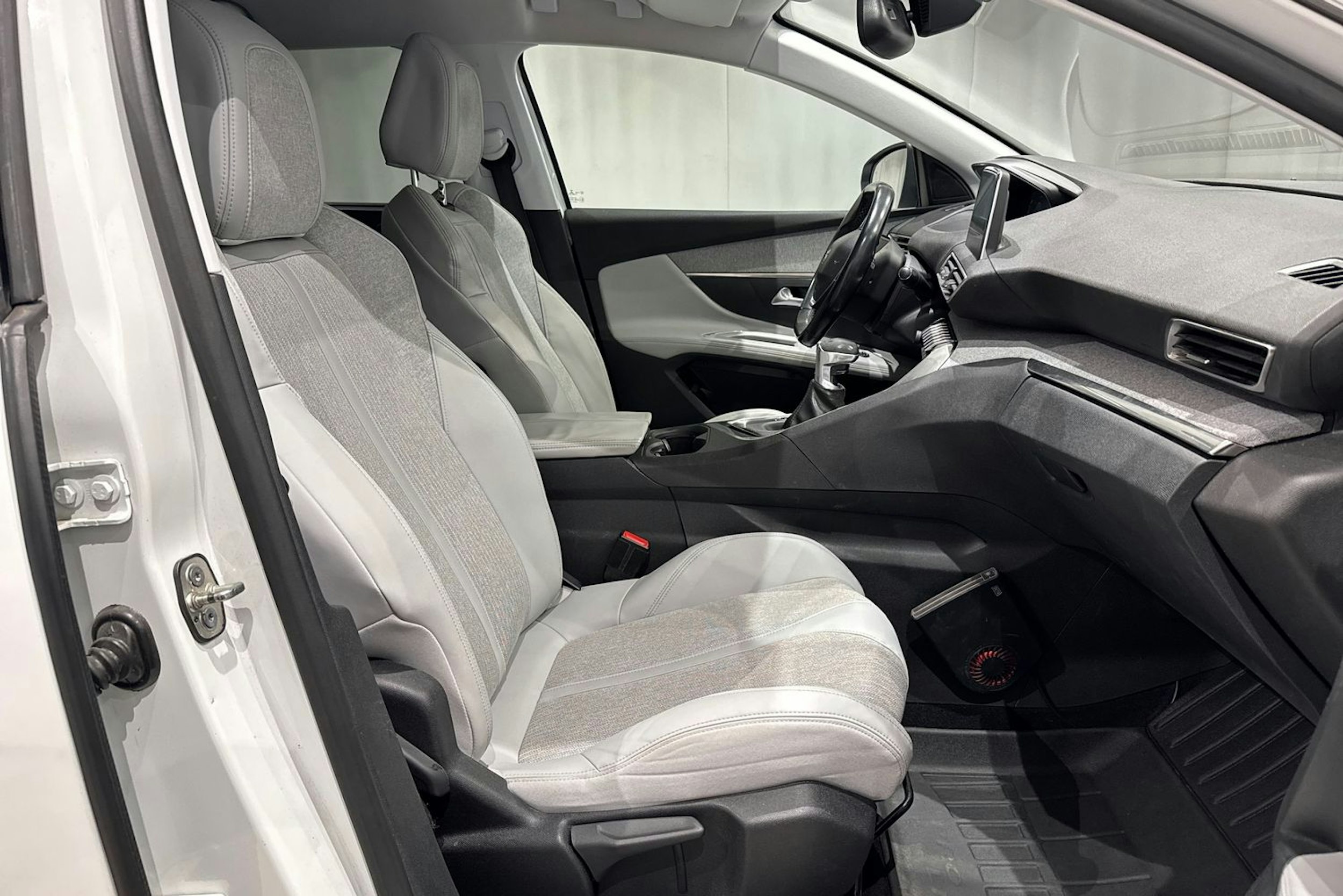 valkoinen Peugeot 5008 2018 kuva 20.