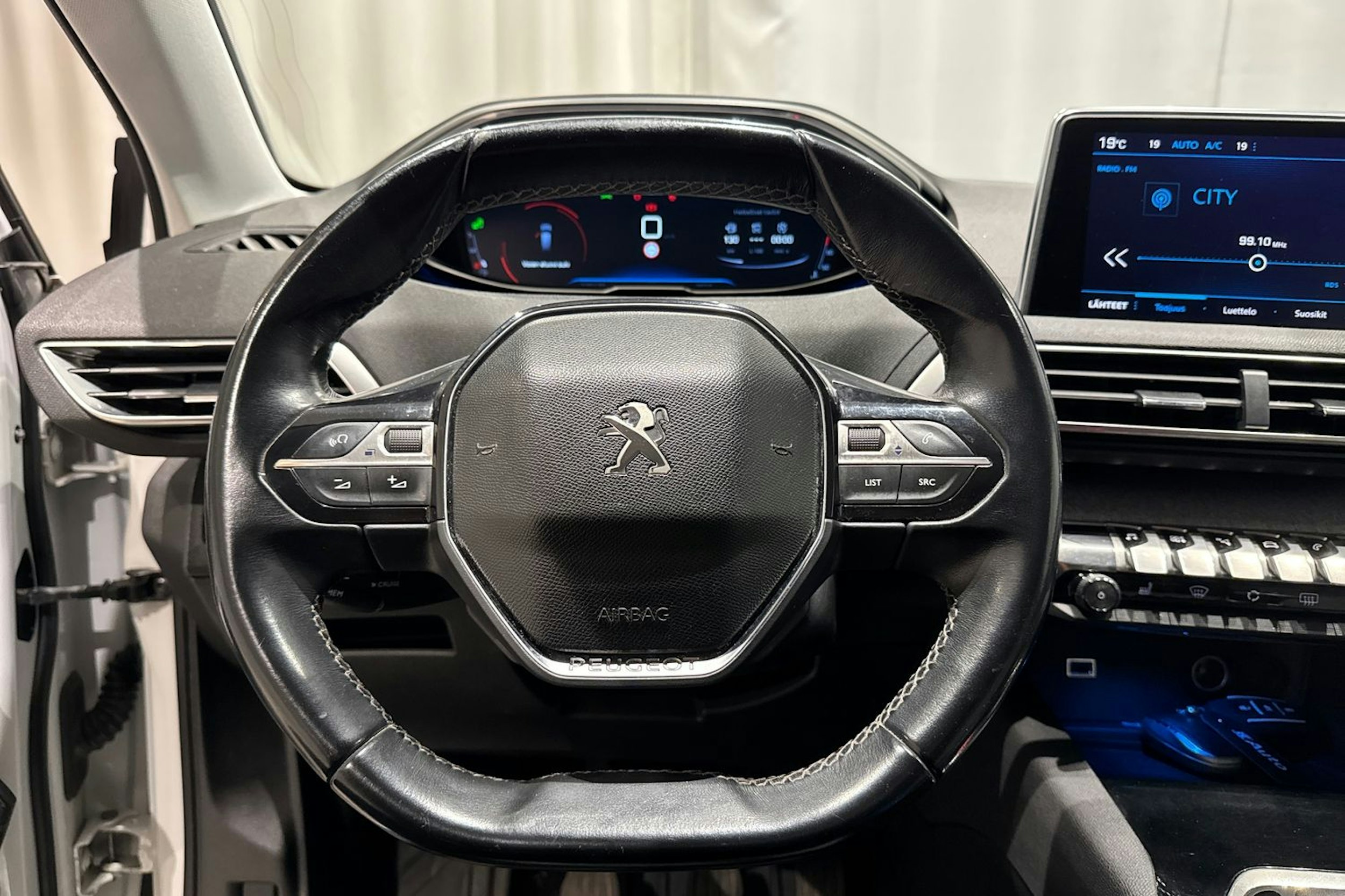 valkoinen Peugeot 5008 2018 kuva 21.